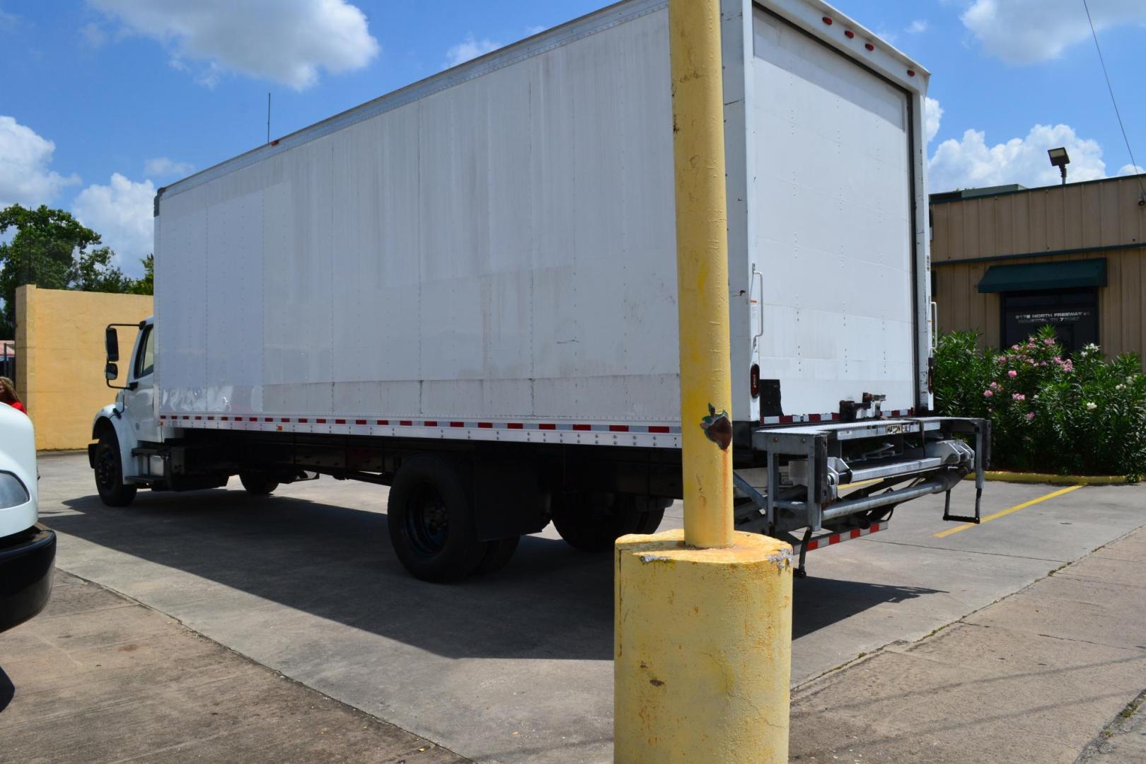 2018 WHITE /BLACK FREIGHTLINER M2-106 (3ALACWFC2JD) with an CUMMINS B6.7L 240HP engine, ALLISON 2500RDS AUTOMATIC transmission, located at 9172 North Fwy, Houston, TX, 77037, (713) 910-6868, 29.887470, -95.411903 - 26,000 LB GVWR NON CDL, MORGAN 26 FT BOX , 103" X 102", MAXON 3,000 LB ALUMINUM LIFT GATE, AIR RIDE SUSPENSION, EXHAUST BRAKE, COLLISION MITIGATION, POWER WINDOWS , LOCKS & MIRRORS - Photo#6