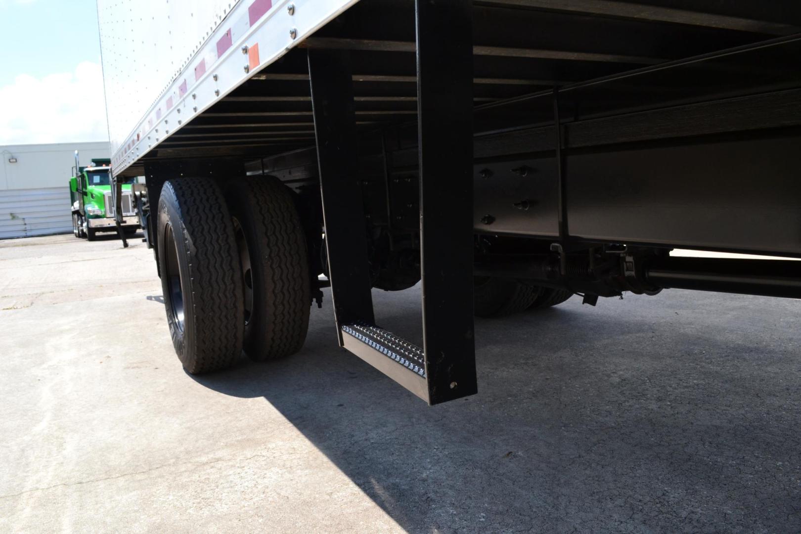 2018 WHITE /BLACK FREIGHTLINER M2-106 (3ALACWFC2JD) with an CUMMINS B6.7L 240HP engine, ALLISON 2500RDS AUTOMATIC transmission, located at 9172 North Fwy, Houston, TX, 77037, (713) 910-6868, 29.887470, -95.411903 - 26,000 LB GVWR NON CDL, MORGAN 26 FT BOX , 103" X 102", MAXON 3,000 LB ALUMINUM LIFT GATE, AIR RIDE SUSPENSION, EXHAUST BRAKE, COLLISION MITIGATION, POWER WINDOWS , LOCKS & MIRRORS - Photo#9