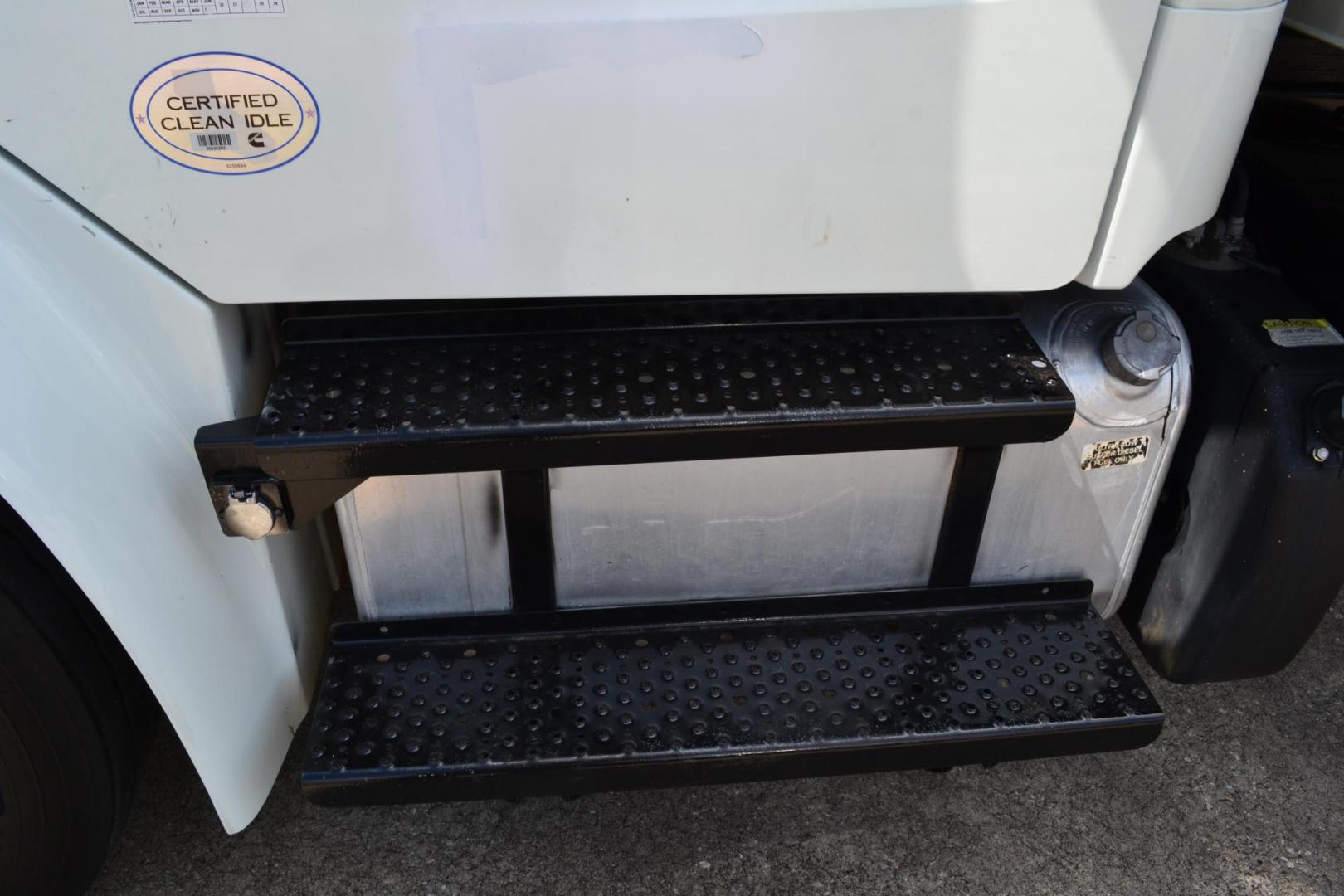 2018 WHITE /BLACK FREIGHTLINER M2-106 (3ALACWFC2JD) with an CUMMINS B6.7L 240HP engine, ALLISON 2500RDS AUTOMATIC transmission, located at 9172 North Fwy, Houston, TX, 77037, (713) 910-6868, 29.887470, -95.411903 - 26,000 LB GVWR NON CDL, MORGAN 26 FT BOX , 103" X 102", MAXON 3,000 LB ALUMINUM LIFT GATE, AIR RIDE SUSPENSION, EXHAUST BRAKE, COLLISION MITIGATION, POWER WINDOWS , LOCKS & MIRRORS - Photo#11