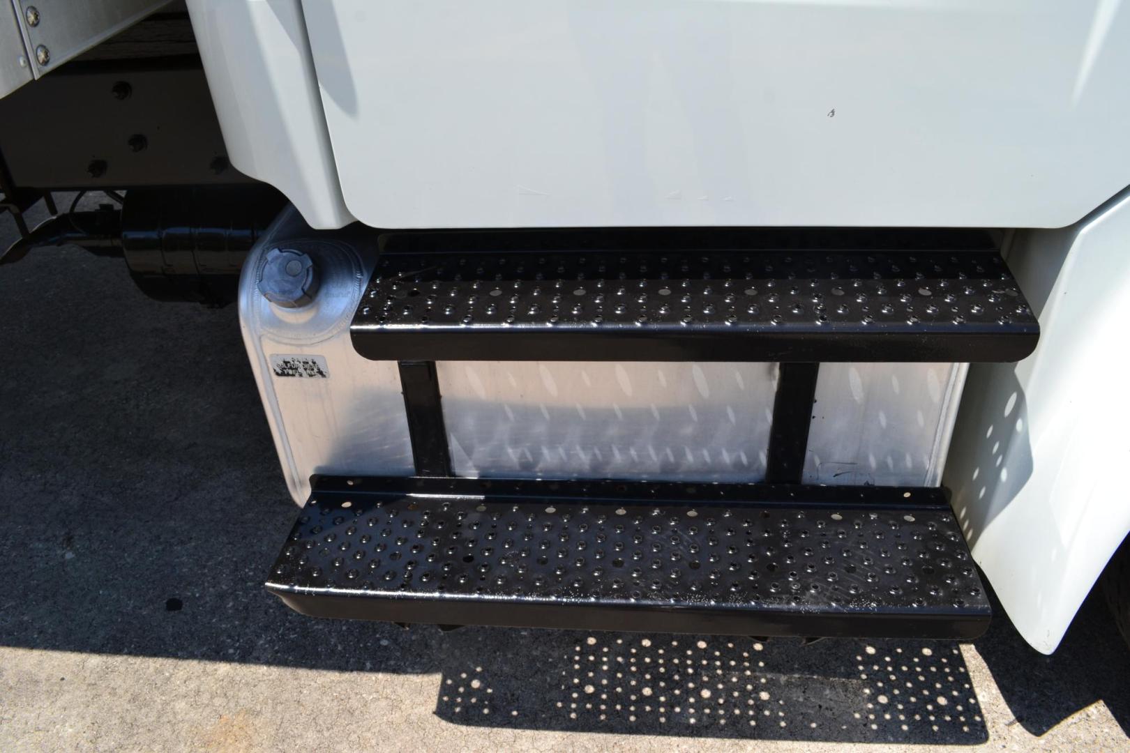 2018 WHITE /BLACK FREIGHTLINER M2-106 (3ALACWFC2JD) with an CUMMINS B6.7L 240HP engine, ALLISON 2500RDS AUTOMATIC transmission, located at 9172 North Fwy, Houston, TX, 77037, (713) 910-6868, 29.887470, -95.411903 - 26,000 LB GVWR NON CDL, MORGAN 26 FT BOX , 103" X 102", MAXON 3,000 LB ALUMINUM LIFT GATE, AIR RIDE SUSPENSION, EXHAUST BRAKE, COLLISION MITIGATION, POWER WINDOWS , LOCKS & MIRRORS - Photo#12