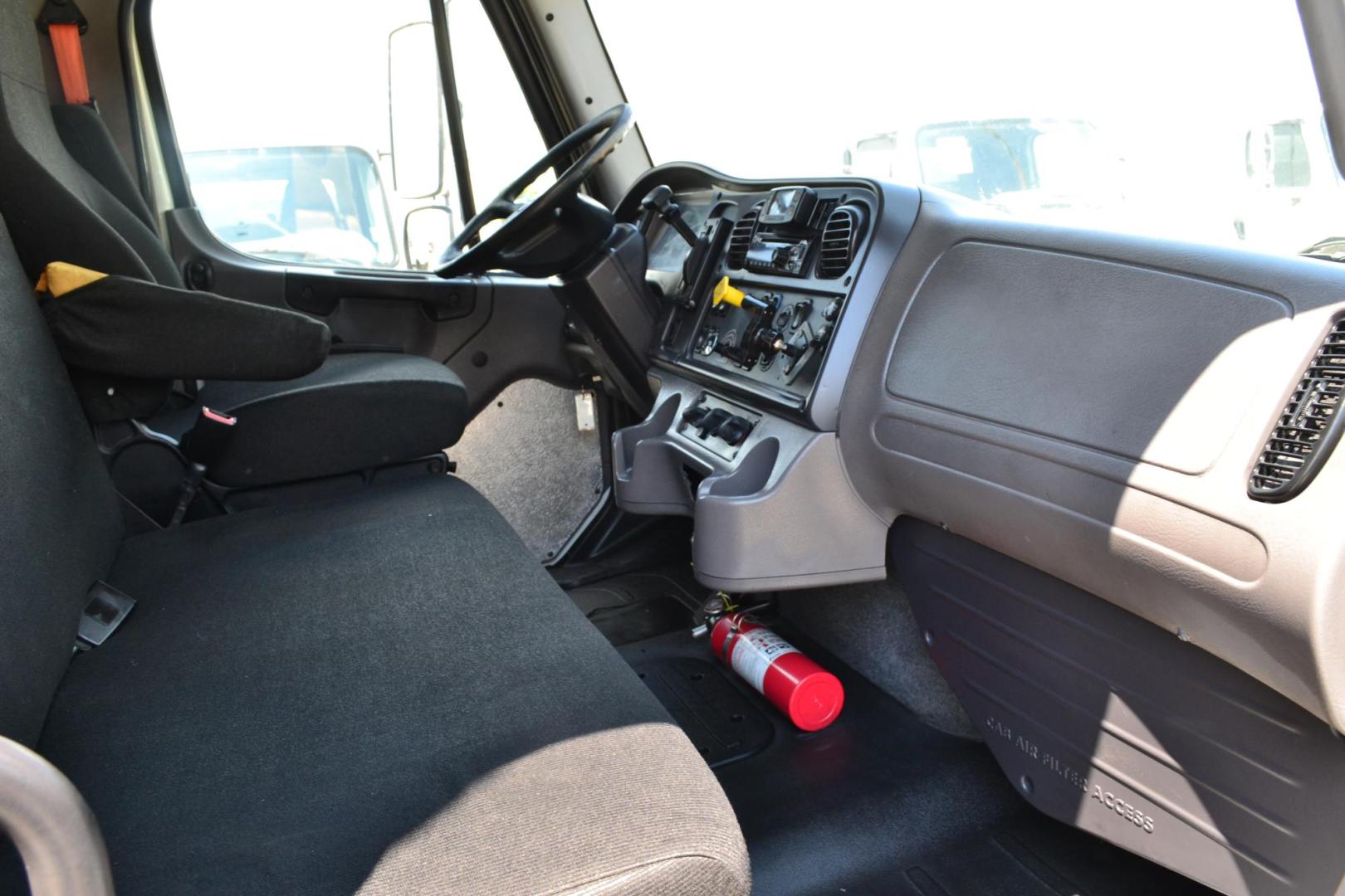 2018 WHITE /BLACK FREIGHTLINER M2-106 (3ALACWFC2JD) with an CUMMINS B6.7L 240HP engine, ALLISON 2500RDS AUTOMATIC transmission, located at 9172 North Fwy, Houston, TX, 77037, (713) 910-6868, 29.887470, -95.411903 - 26,000 LB GVWR NON CDL, MORGAN 26 FT BOX , 103" X 102", MAXON 3,000 LB ALUMINUM LIFT GATE, AIR RIDE SUSPENSION, EXHAUST BRAKE, COLLISION MITIGATION, POWER WINDOWS , LOCKS & MIRRORS - Photo#13