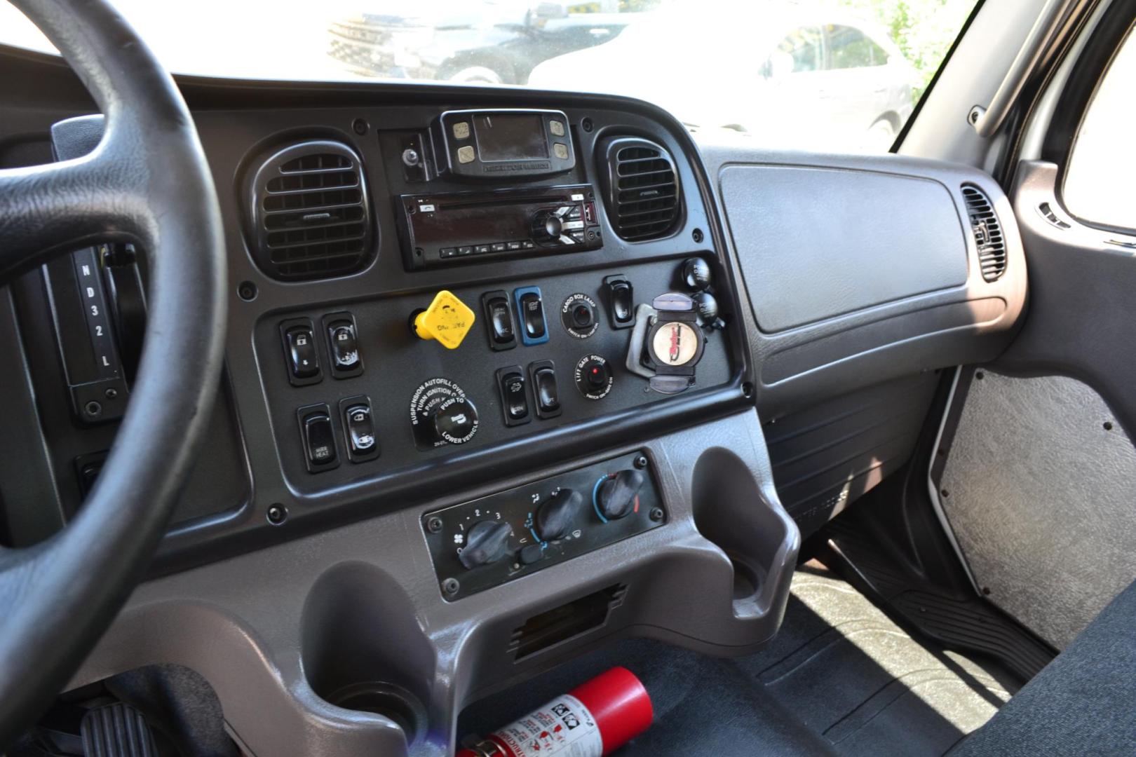 2018 WHITE /BLACK FREIGHTLINER M2-106 (3ALACWFC2JD) with an CUMMINS B6.7L 240HP engine, ALLISON 2500RDS AUTOMATIC transmission, located at 9172 North Fwy, Houston, TX, 77037, (713) 910-6868, 29.887470, -95.411903 - 26,000 LB GVWR NON CDL, MORGAN 26 FT BOX , 103" X 102", MAXON 3,000 LB ALUMINUM LIFT GATE, AIR RIDE SUSPENSION, EXHAUST BRAKE, COLLISION MITIGATION, POWER WINDOWS , LOCKS & MIRRORS - Photo#16