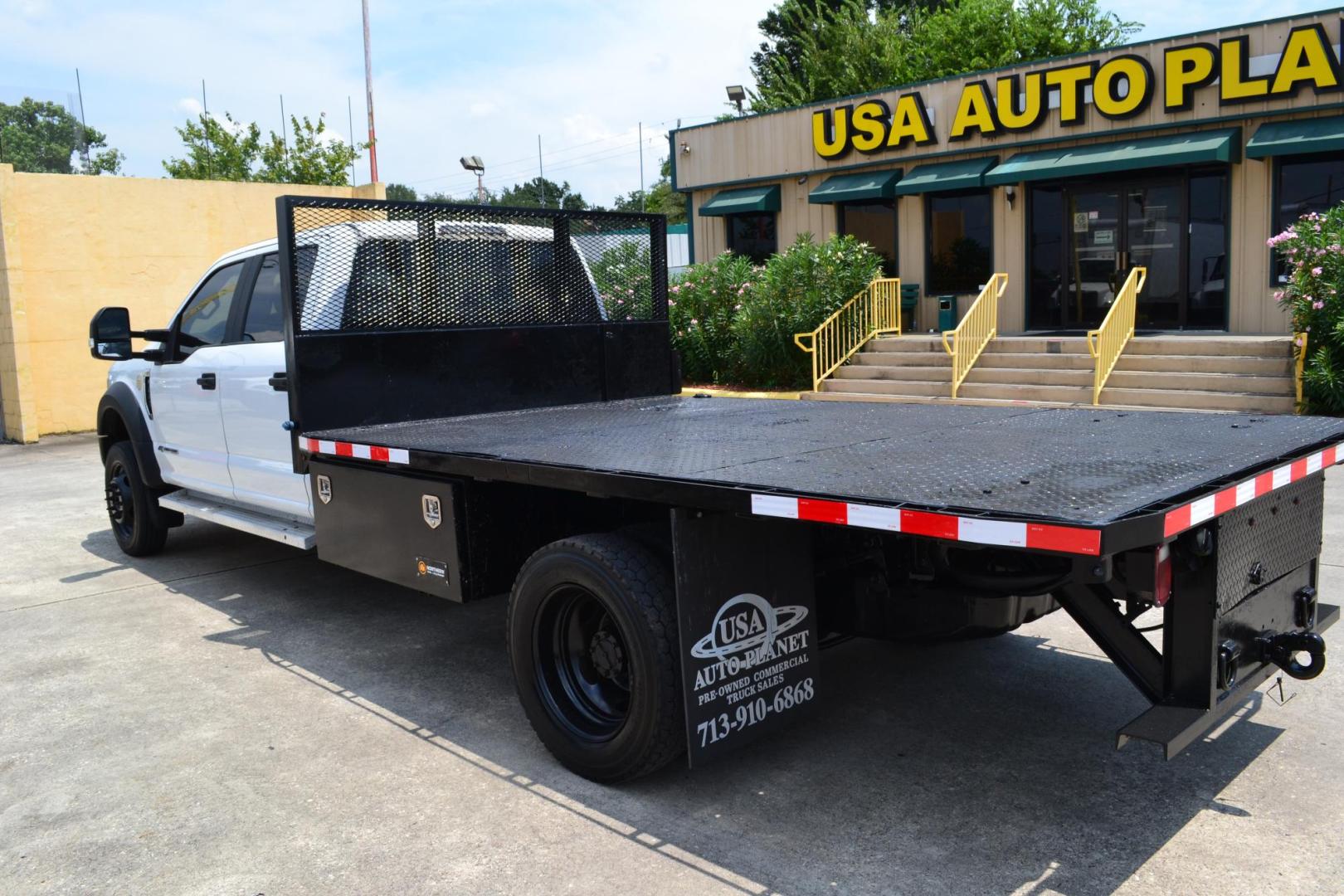 2017 WHITE /BLACK FORD F550 (1FD0W5GT9HE) with an POWERSTROKE 6.7L DIESEL engine, 6SPD AUTOMATIC transmission, located at 9172 North Fwy, Houston, TX, 77037, (713) 910-6868, 29.887470, -95.411903 - 19,500 LB GVWR, 12 FT FLATBED X 96" WIDE, PINTLE HOOK HITCH, 3 X TOOL BOXES, RATIO: 4.88 LIMITED SLIP, WHEELBASE: 203", CREW CAB, POWER WINDOWS , LOCKS & MIRRORS - Photo#5