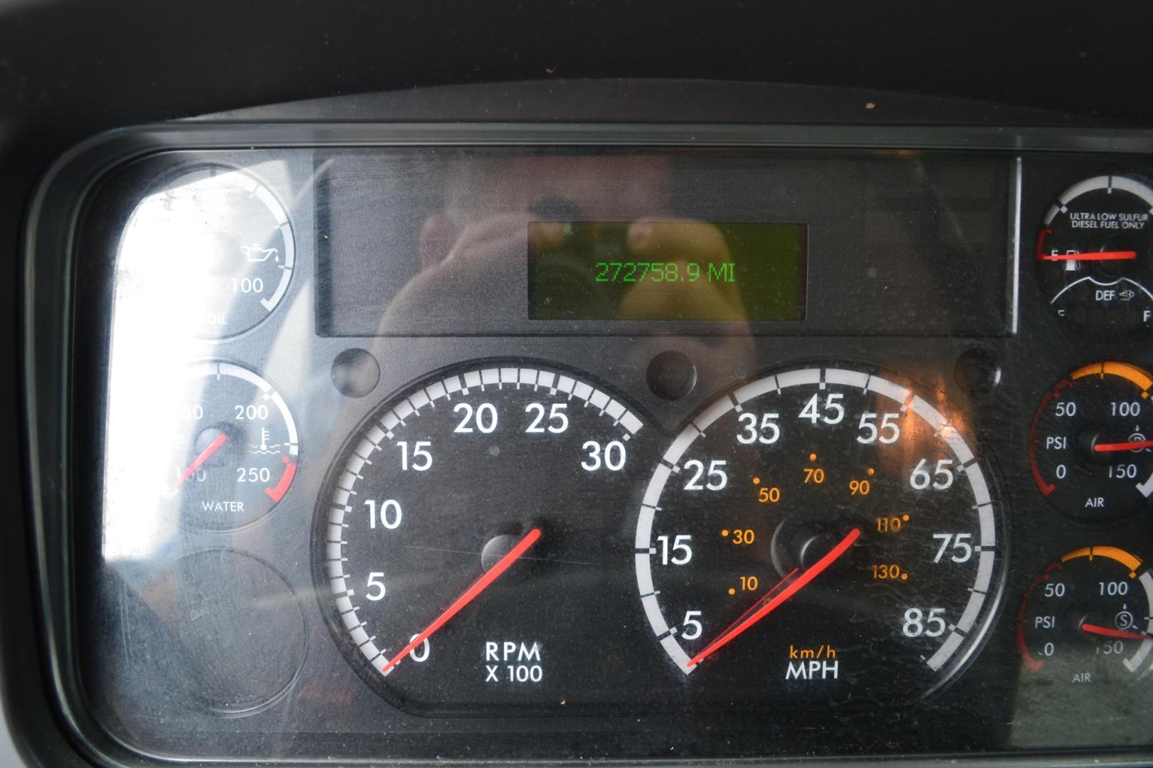 2019 WHITE /BLACK FREIGHTLINER M2-106 (1FVACWFC1KH) with an CUMMINS B6.7L 240HP engine, ALLISON 2500RDS AUTOMATIC transmission, located at 9172 North Fwy, Houston, TX, 77037, (713) 910-6868, 29.887470, -95.411903 - 26,000 LB GVWR NON CDL, MORGAN 26 FT BOX, HEIGHT 103" X WIDTH 102", MAXON 3,000 LB ALUMINUM LIFT GATE, AIR RIDE SUSPENSION, 90 GALLON FUEL CAPACITY, POWER WINDOWS & LOCKS , COLD A/C - Photo#15