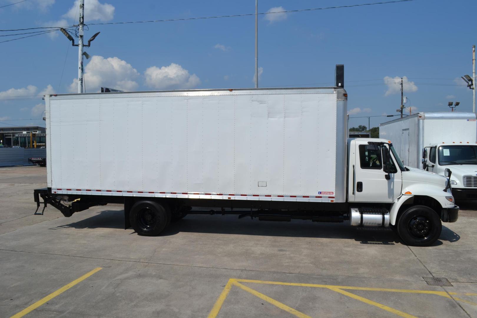 2017 WHITE /BLACK INTERNATIONAL 4300 (1HTMMMML6HH) with an CUMMINS ISB 6.7L 240HP engine, ALLISON 2100HS AUTOMATIC transmission, located at 9172 North Fwy, Houston, TX, 77037, (713) 910-6868, 29.887470, -95.411903 - 25,999 LB GVWR NON CDL, MORGAN 26 FT BOX , HEIGHT 103" X WIDTH 102", MAXON 3,000 LB ALUMINUM LIFT GATE, AIR RIDE SUSPENSION, 90 GALLON FUEL CAPACITY, POWER WINDOWS & LOCKS - Photo#3