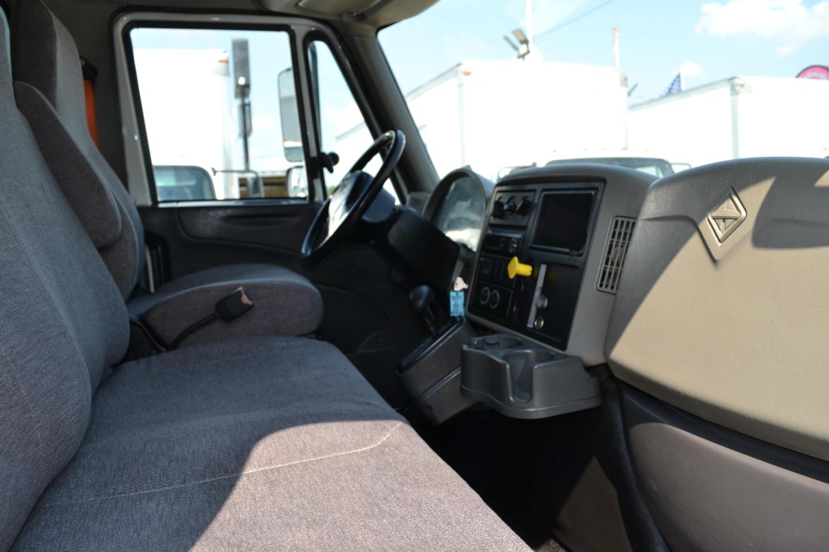 2017 WHITE /BLACK INTERNATIONAL 4300 (1HTMMMML6HH) with an CUMMINS ISB 6.7L 240HP engine, ALLISON 2100HS AUTOMATIC transmission, located at 9172 North Fwy, Houston, TX, 77037, (713) 910-6868, 29.887470, -95.411903 - 25,999 LB GVWR NON CDL, MORGAN 26 FT BOX , HEIGHT 103" X WIDTH 102", MAXON 3,000 LB ALUMINUM LIFT GATE, AIR RIDE SUSPENSION, 90 GALLON FUEL CAPACITY, POWER WINDOWS & LOCKS - Photo#11