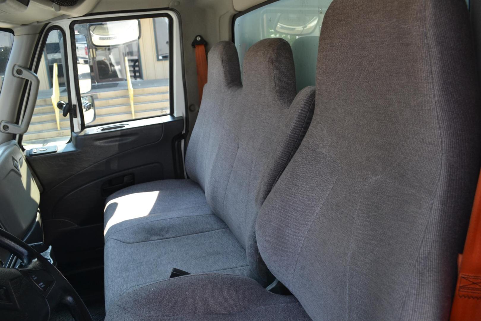 2017 WHITE /BLACK INTERNATIONAL 4300 (1HTMMMML6HH) with an CUMMINS ISB 6.7L 240HP engine, ALLISON 2100HS AUTOMATIC transmission, located at 9172 North Fwy, Houston, TX, 77037, (713) 910-6868, 29.887470, -95.411903 - 25,999 LB GVWR NON CDL, MORGAN 26 FT BOX , HEIGHT 103" X WIDTH 102", MAXON 3,000 LB ALUMINUM LIFT GATE, AIR RIDE SUSPENSION, 90 GALLON FUEL CAPACITY, POWER WINDOWS & LOCKS - Photo#12