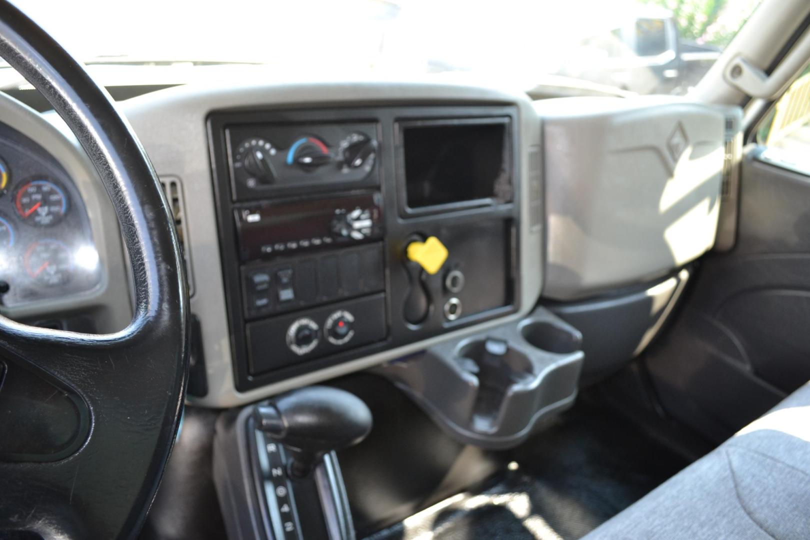 2017 WHITE /BLACK INTERNATIONAL 4300 (1HTMMMML6HH) with an CUMMINS ISB 6.7L 240HP engine, ALLISON 2100HS AUTOMATIC transmission, located at 9172 North Fwy, Houston, TX, 77037, (713) 910-6868, 29.887470, -95.411903 - 25,999 LB GVWR NON CDL, MORGAN 26 FT BOX , HEIGHT 103" X WIDTH 102", MAXON 3,000 LB ALUMINUM LIFT GATE, AIR RIDE SUSPENSION, 90 GALLON FUEL CAPACITY, POWER WINDOWS & LOCKS - Photo#14