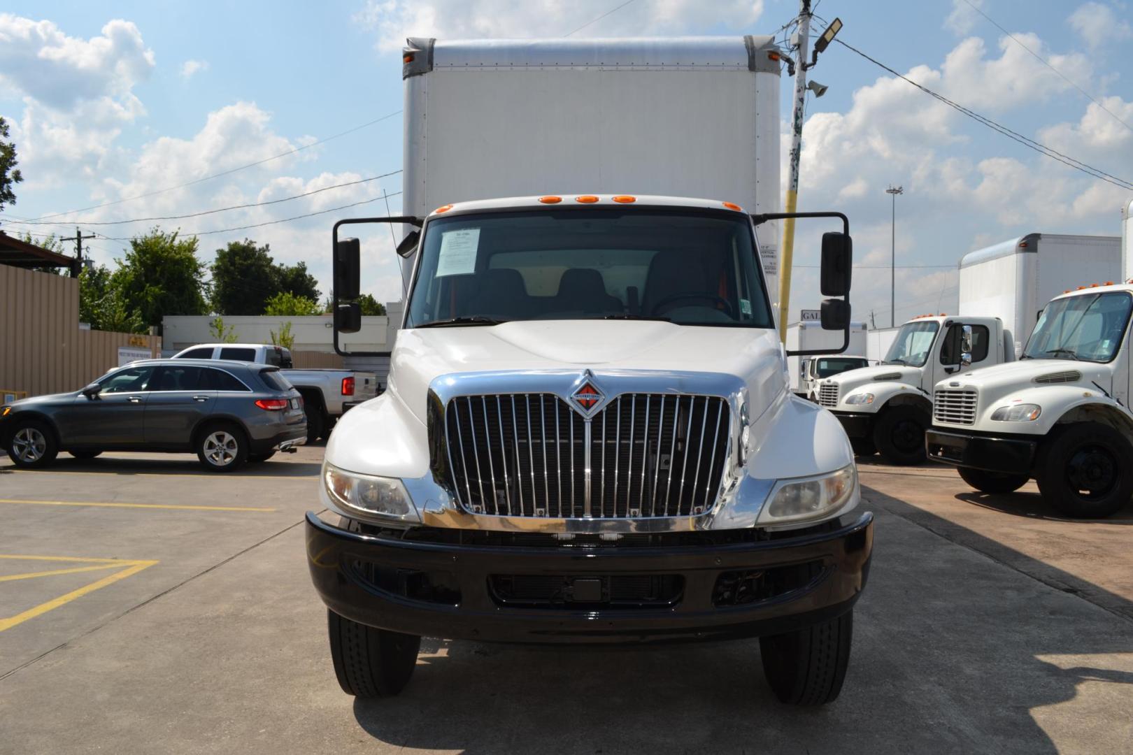 2018 WHITE /BLACK INTERNATIONAL 4300 (1HTMMMMLXJH) with an CUMMINS B6.7L 240HP engine, ALLISON 2500RDS AUTOMATIC transmission, located at 9172 North Fwy, Houston, TX, 77037, (713) 910-6868, 29.887470, -95.411903 - Photo#1