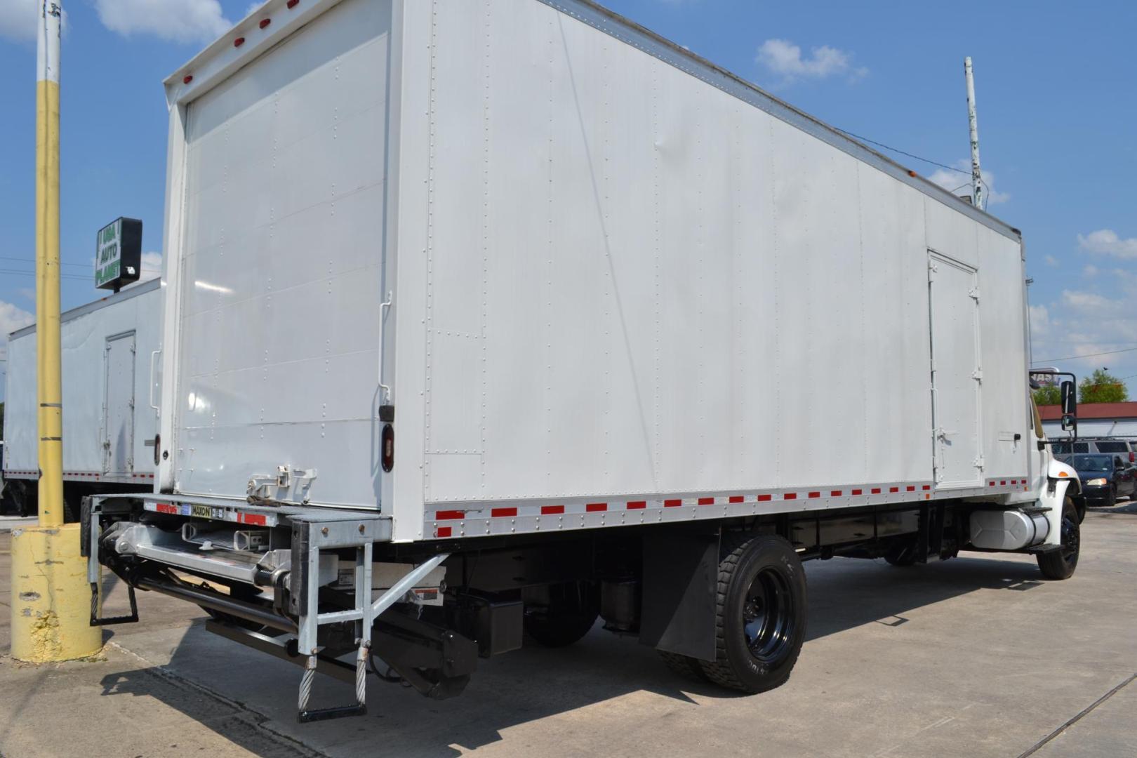 2018 WHITE /BLACK INTERNATIONAL 4300 (1HTMMMMLXJH) with an CUMMINS B6.7L 240HP engine, ALLISON 2500RDS AUTOMATIC transmission, located at 9172 North Fwy, Houston, TX, 77037, (713) 910-6868, 29.887470, -95.411903 - Photo#3