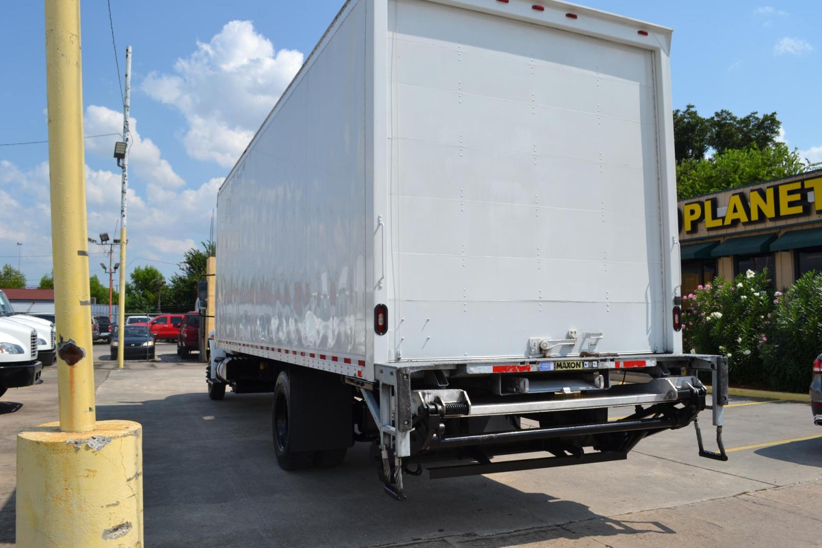 2018 WHITE /BLACK INTERNATIONAL 4300 (1HTMMMMLXJH) with an CUMMINS B6.7L 240HP engine, ALLISON 2500RDS AUTOMATIC transmission, located at 9172 North Fwy, Houston, TX, 77037, (713) 910-6868, 29.887470, -95.411903 - Photo#5
