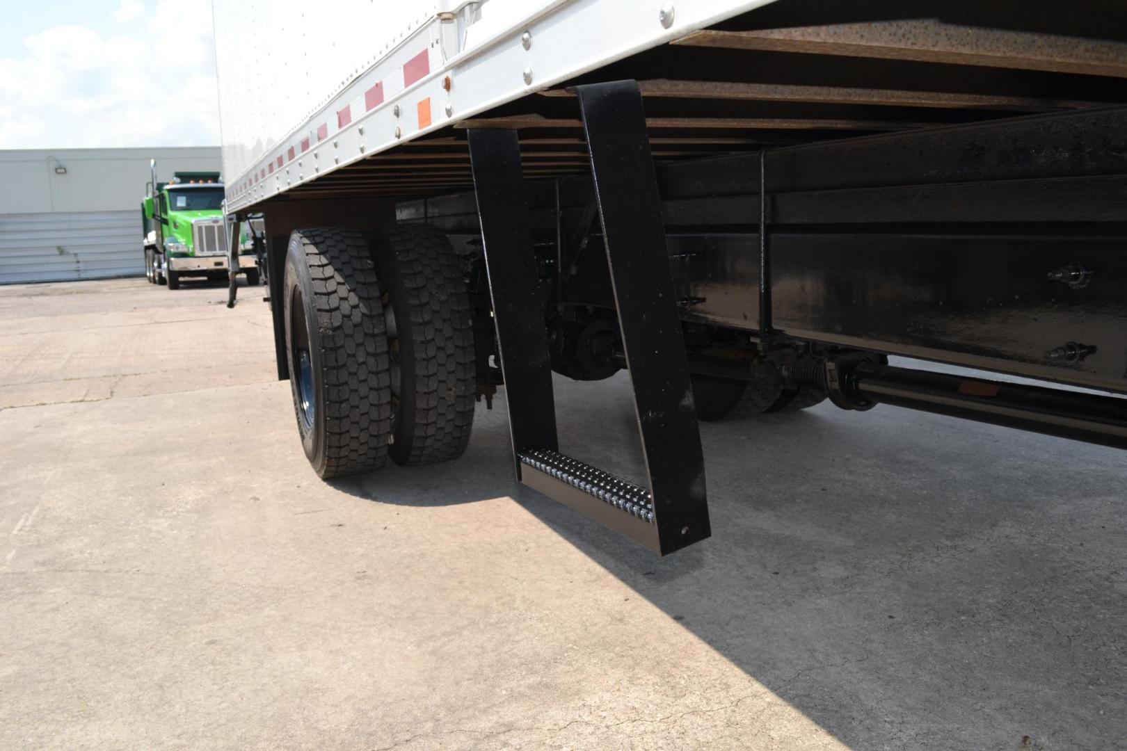 2018 WHITE /BLACK INTERNATIONAL 4300 (1HTMMMMLXJH) with an CUMMINS B6.7L 240HP engine, ALLISON 2500RDS AUTOMATIC transmission, located at 9172 North Fwy, Houston, TX, 77037, (713) 910-6868, 29.887470, -95.411903 - Photo#10