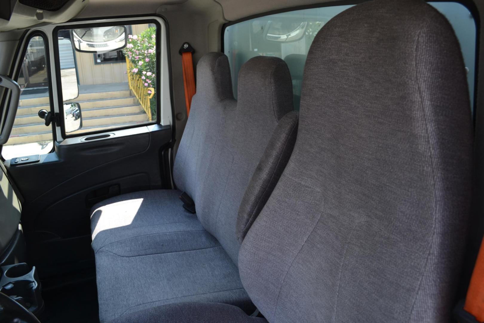 2018 WHITE /BLACK INTERNATIONAL 4300 (1HTMMMMLXJH) with an CUMMINS B6.7L 240HP engine, ALLISON 2500RDS AUTOMATIC transmission, located at 9172 North Fwy, Houston, TX, 77037, (713) 910-6868, 29.887470, -95.411903 - Photo#13