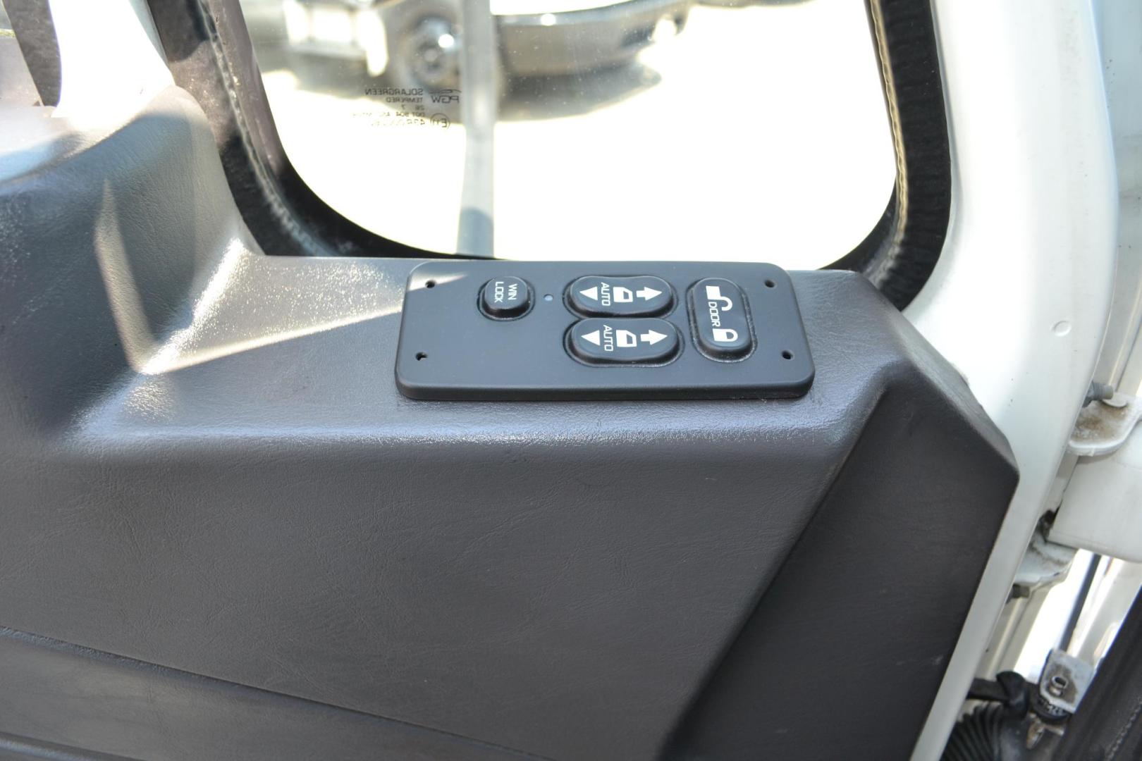 2018 WHITE /BLACK INTERNATIONAL 4300 (1HTMMMMLXJH) with an CUMMINS B6.7L 240HP engine, ALLISON 2500RDS AUTOMATIC transmission, located at 9172 North Fwy, Houston, TX, 77037, (713) 910-6868, 29.887470, -95.411903 - Photo#17