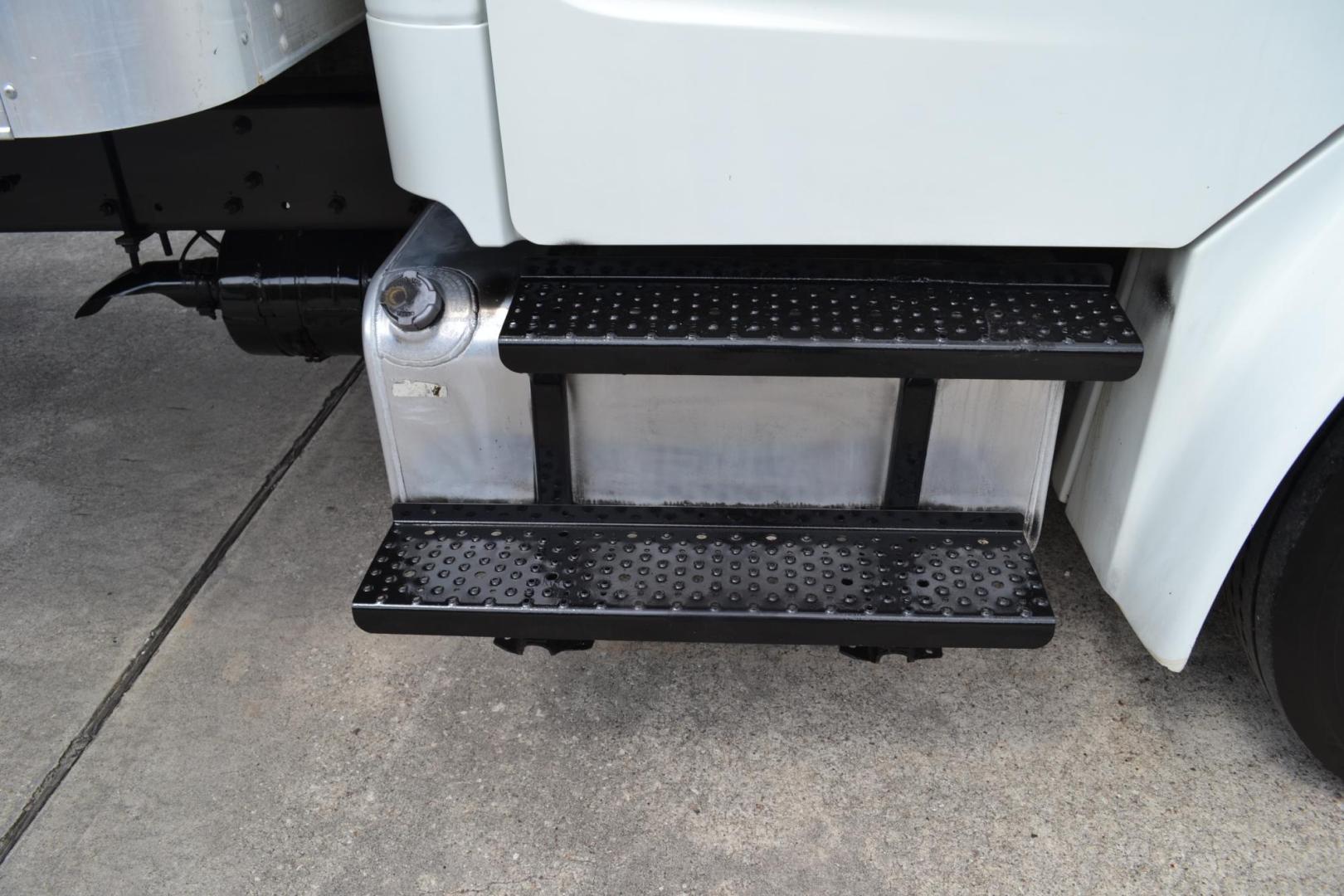 2018 WHITE /BLACK FREIGHTLINER M2-106 (3ALACWFC0JD) with an CUMMINS B6.7L 240HP engine, ALLISON 2500RDS AUTOMATIC transmission, located at 9172 North Fwy, Houston, TX, 77037, (713) 910-6868, 29.887470, -95.411903 - 26,000 LB GVWR NON CDL, MORGAN 26 FT BOX, HEIGHT 103" X WIDTH 102", MAXON 3,000 LB ALUMINUM LIFT GATE W/ RAMP, AIR RIDE SUSPENSION, 90 GALLON FUEL CAPACITY, EXHAUST BRAKE, POWER WINDOWS & LOCKS, COLLISION MITIGATION - Photo#9