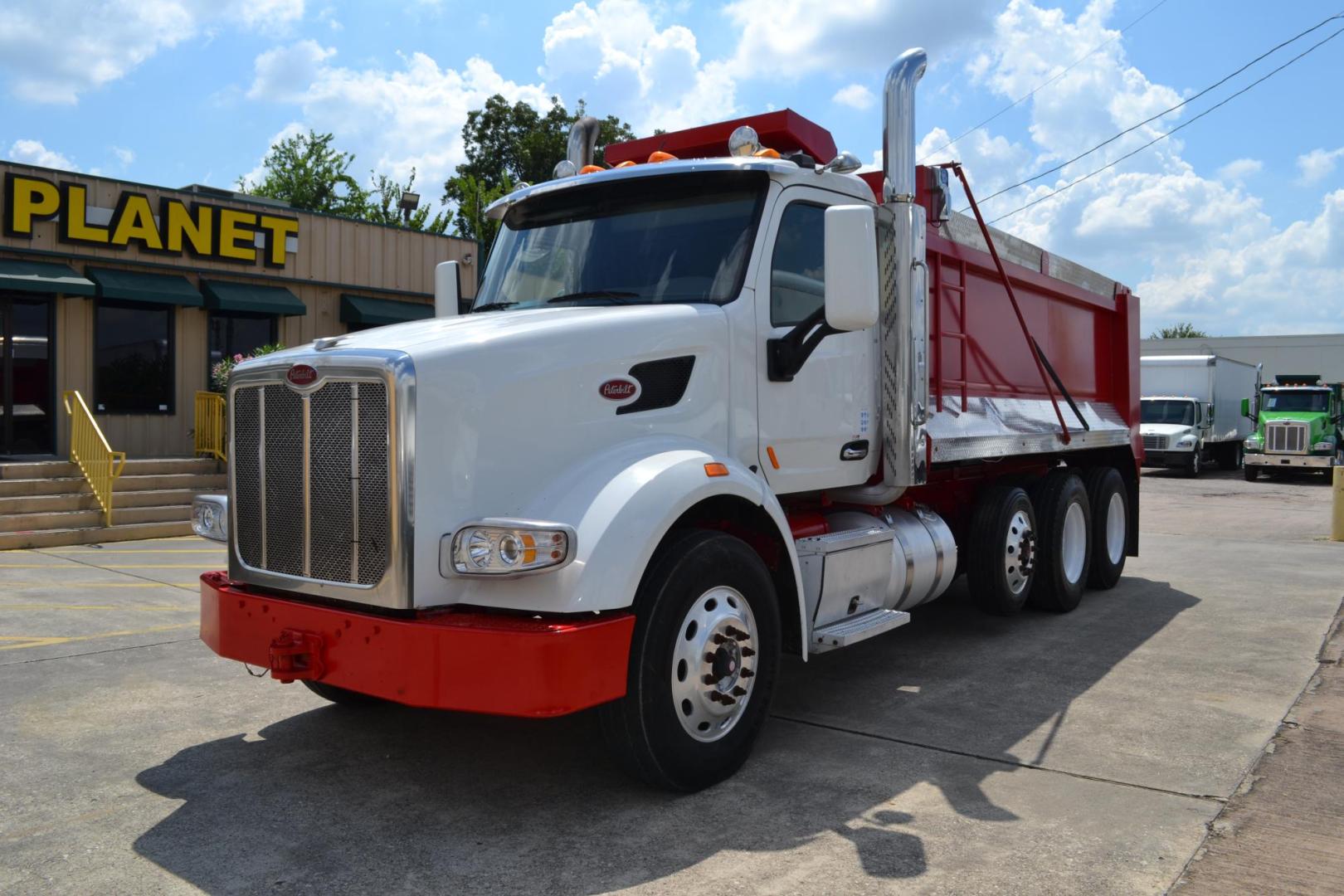 2015 WHITE /BLACK PETERBILT 567 (1XPCD49X3FD) with an CUMMINS X15 14.9L 450 HP engine, 10 SPD MANUAL transmission, located at 9172 North Fwy, Houston, TX, 77037, (713) 910-6868, 29.887470, -95.411903 - FRONT AXLE: 14,320 LB / REAR AXLE: 40,000 LB / STEERABLE LIFT AXLE: 13,000 LB, 17 FT DUMP BED, 17 CUBIC YARDS, AIR TRAC SUSPENSION, DIFF LOCK, ENGINE BRAKE, WHEELBASE: 225", RATIO: 3.70, ELECTRIC TARP, POWER WINDOWS & LOCKS , DUAL STACKS - Photo#0