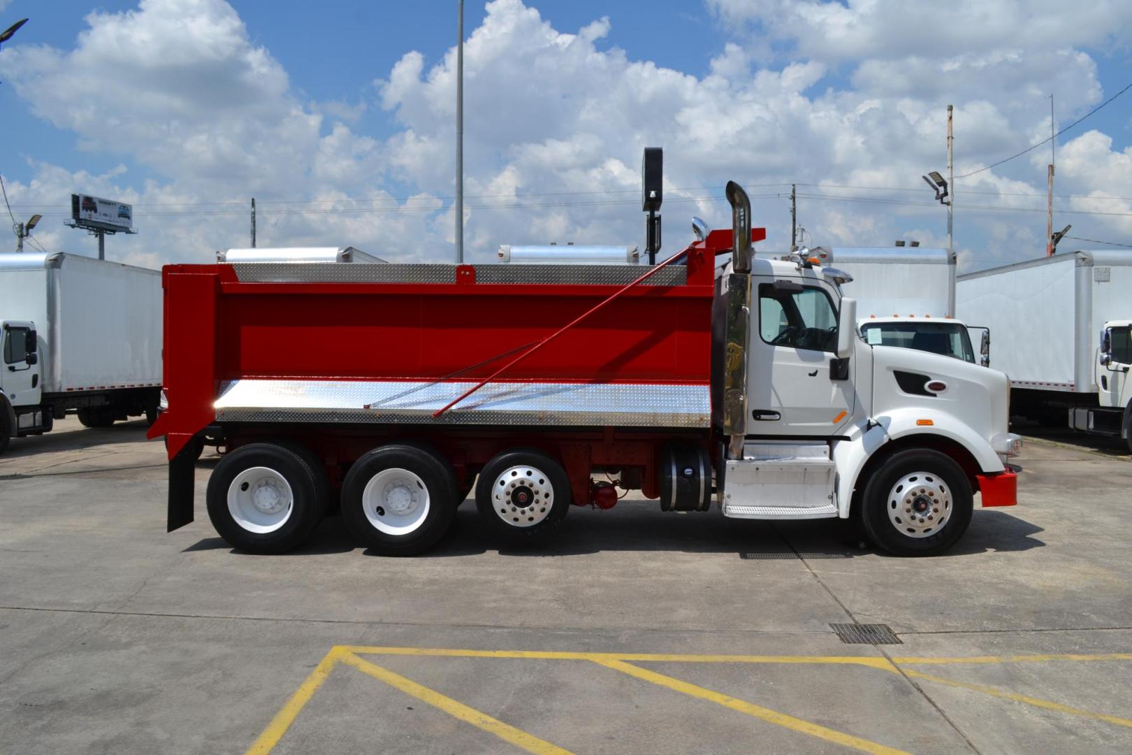 2015 WHITE /BLACK PETERBILT 567 (1XPCD49X3FD) with an CUMMINS X15 14.9L 450 HP engine, 10 SPD MANUAL transmission, located at 9172 North Fwy, Houston, TX, 77037, (713) 910-6868, 29.887470, -95.411903 - FRONT AXLE: 14,320 LB / REAR AXLE: 40,000 LB / STEERABLE LIFT AXLE: 13,000 LB, 17 FT DUMP BED, 17 CUBIC YARDS, AIR TRAC SUSPENSION, DIFF LOCK, ENGINE BRAKE, WHEELBASE: 225", RATIO: 3.70, ELECTRIC TARP, POWER WINDOWS & LOCKS , DUAL STACKS - Photo#3