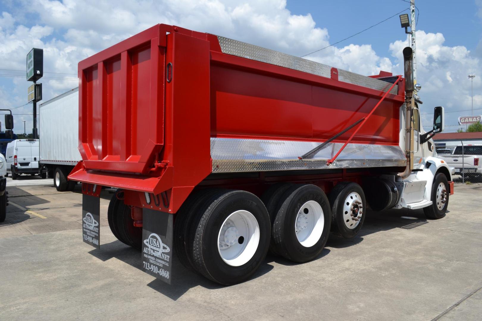 2015 WHITE /BLACK PETERBILT 567 (1XPCD49X3FD) with an CUMMINS X15 14.9L 450 HP engine, 10 SPD MANUAL transmission, located at 9172 North Fwy, Houston, TX, 77037, (713) 910-6868, 29.887470, -95.411903 - FRONT AXLE: 14,320 LB / REAR AXLE: 40,000 LB / STEERABLE LIFT AXLE: 13,000 LB, 17 FT DUMP BED, 17 CUBIC YARDS, AIR TRAC SUSPENSION, DIFF LOCK, ENGINE BRAKE, WHEELBASE: 225", RATIO: 3.70, ELECTRIC TARP, POWER WINDOWS & LOCKS , DUAL STACKS - Photo#4