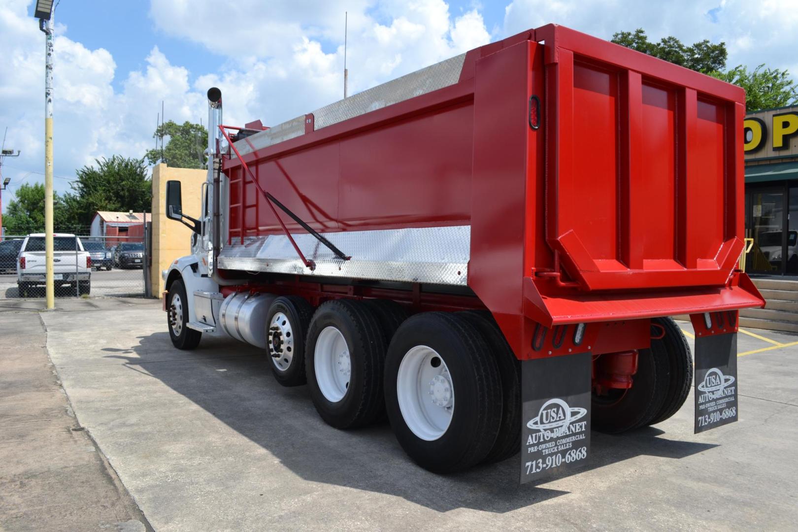 2015 WHITE /BLACK PETERBILT 567 (1XPCD49X3FD) with an CUMMINS X15 14.9L 450 HP engine, 10 SPD MANUAL transmission, located at 9172 North Fwy, Houston, TX, 77037, (713) 910-6868, 29.887470, -95.411903 - FRONT AXLE: 14,320 LB / REAR AXLE: 40,000 LB / STEERABLE LIFT AXLE: 13,000 LB, 17 FT DUMP BED, 17 CUBIC YARDS, AIR TRAC SUSPENSION, DIFF LOCK, ENGINE BRAKE, WHEELBASE: 225", RATIO: 3.70, ELECTRIC TARP, POWER WINDOWS & LOCKS , DUAL STACKS - Photo#6