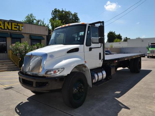 2016 INTERNATIONAL 4300 24 FT FLATBED TRUCK 