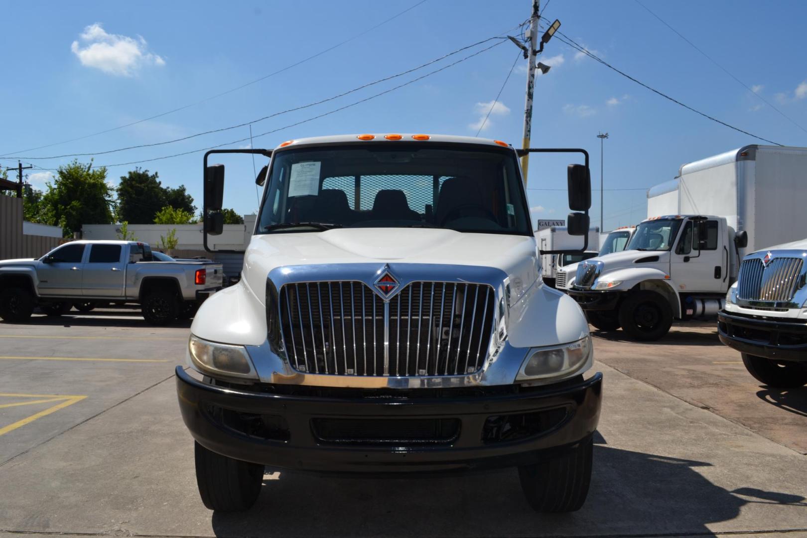 2016 WHITE /BLACK INTERNATIONAL 4300 (1HTMMMML6GH) with an CUMMINS ISB 6.7L 240HP engine, ALLISON 2200RDS AUTOMATIC transmission, located at 9172 North Fwy, Houston, TX, 77037, (713) 910-6868, 29.887470, -95.411903 - Photo#1