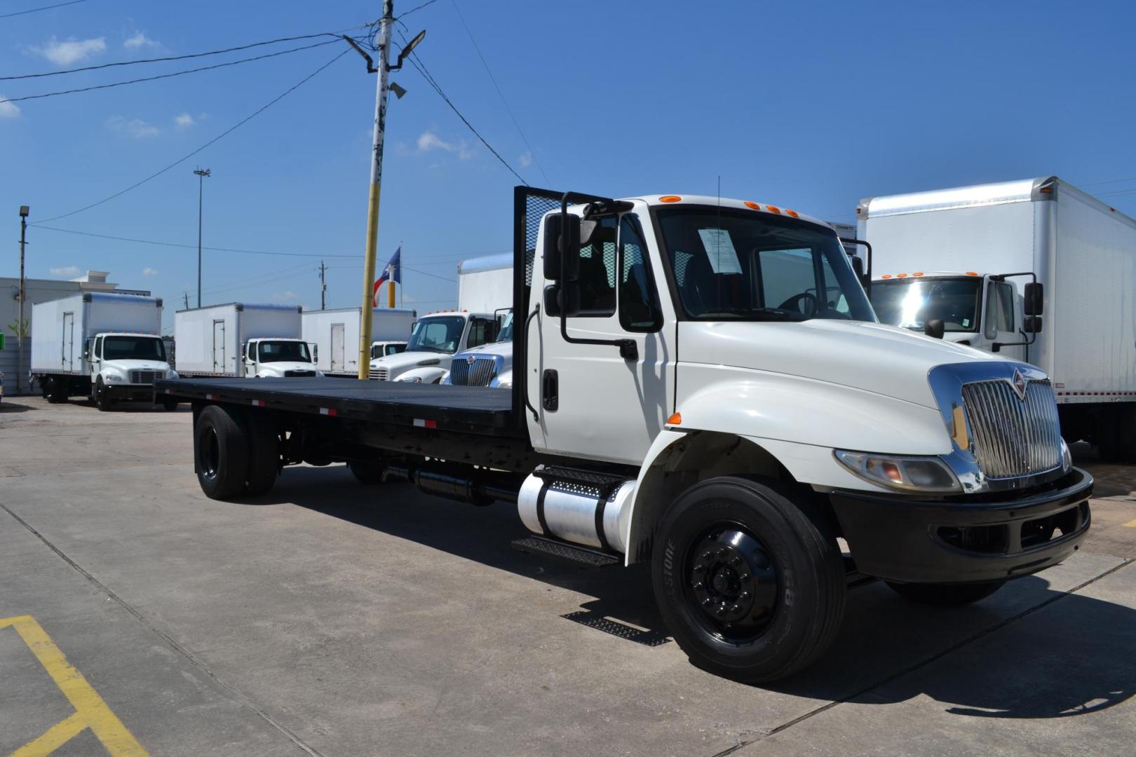2016 WHITE /BLACK INTERNATIONAL 4300 (1HTMMMML6GH) with an CUMMINS ISB 6.7L 240HP engine, ALLISON 2200RDS AUTOMATIC transmission, located at 9172 North Fwy, Houston, TX, 77037, (713) 910-6868, 29.887470, -95.411903 - Photo#2