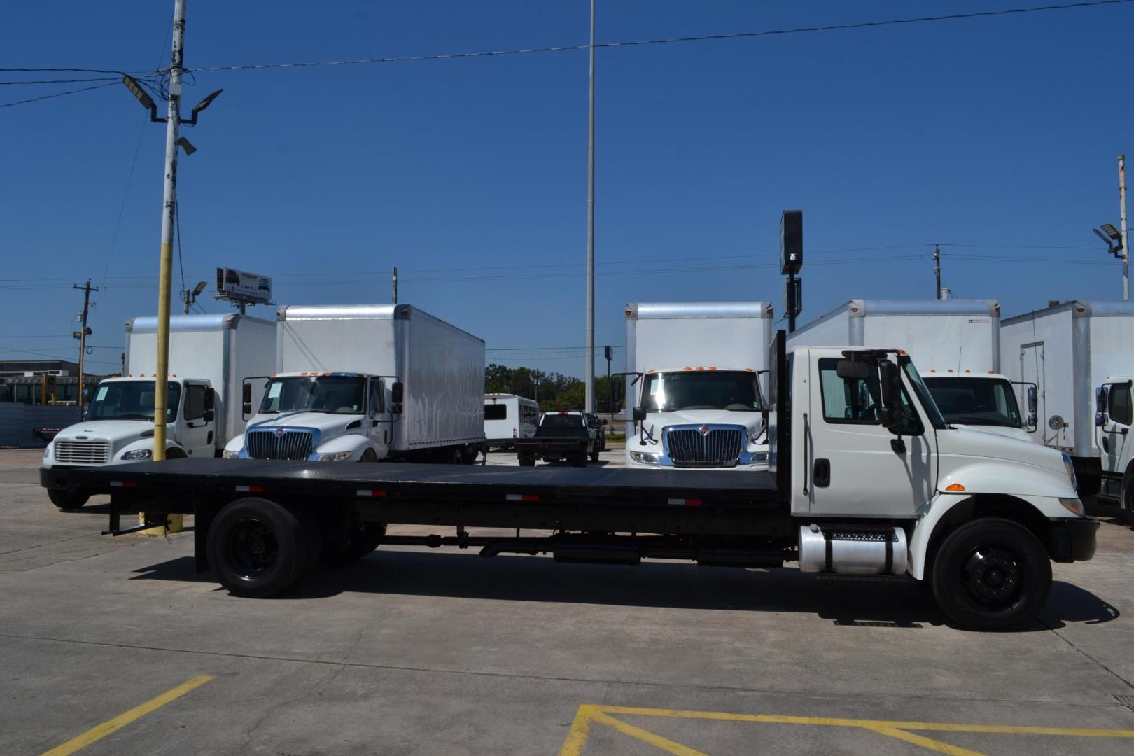 2016 WHITE /BLACK INTERNATIONAL 4300 (1HTMMMML6GH) with an CUMMINS ISB 6.7L 240HP engine, ALLISON 2200RDS AUTOMATIC transmission, located at 9172 North Fwy, Houston, TX, 77037, (713) 910-6868, 29.887470, -95.411903 - Photo#3