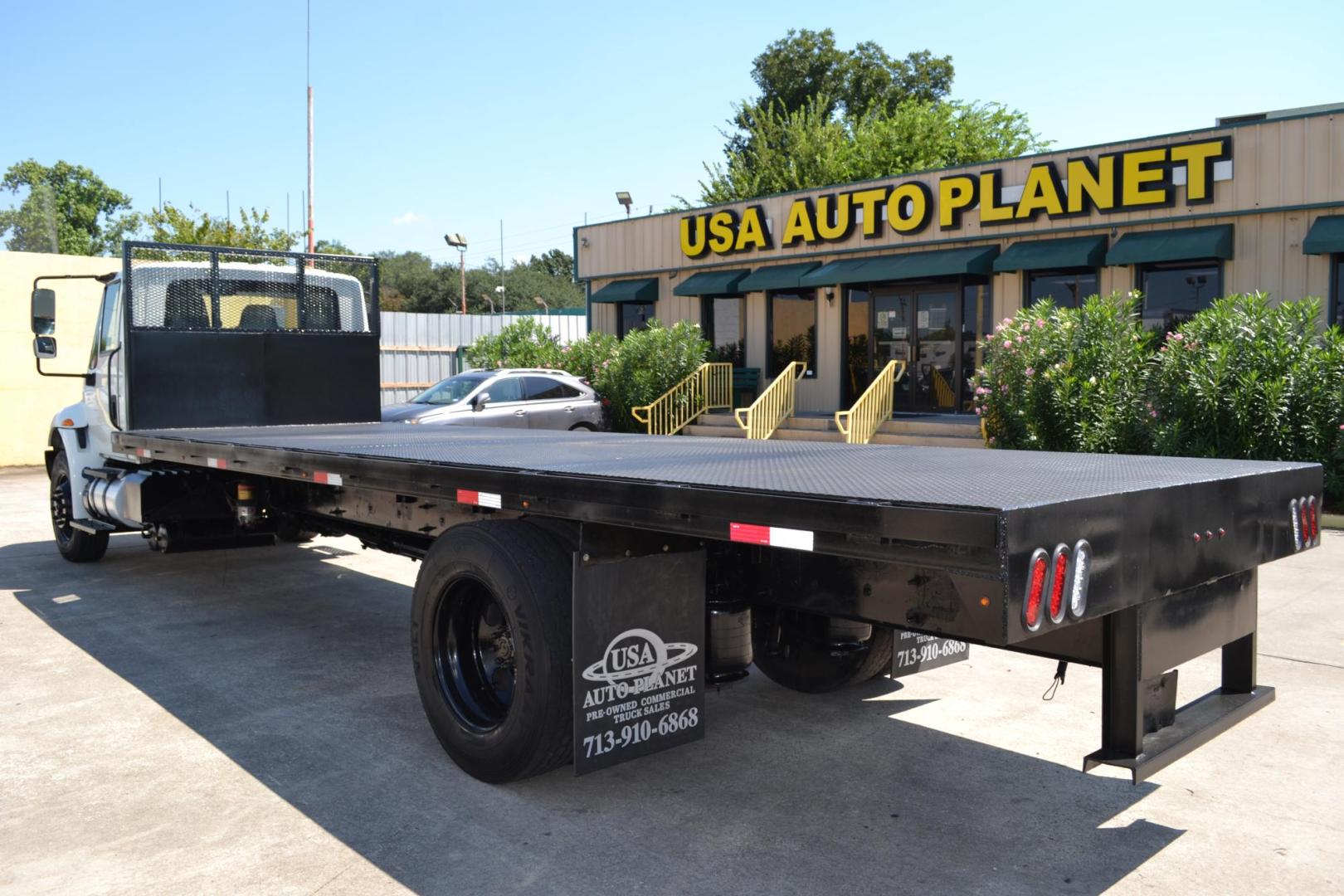 2016 WHITE /BLACK INTERNATIONAL 4300 (1HTMMMML6GH) with an CUMMINS ISB 6.7L 240HP engine, ALLISON 2200RDS AUTOMATIC transmission, located at 9172 North Fwy, Houston, TX, 77037, (713) 910-6868, 29.887470, -95.411903 - Photo#5