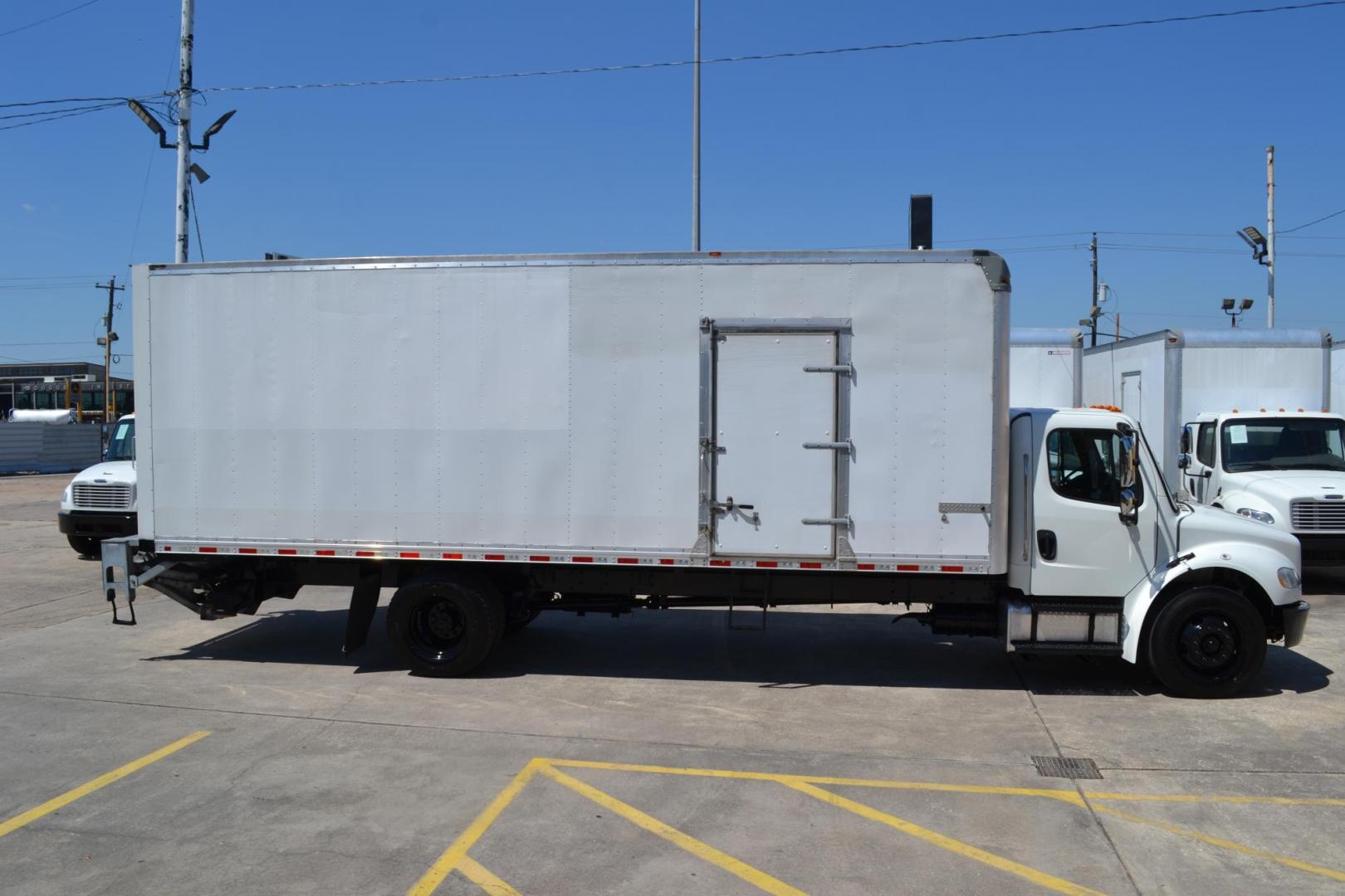 2018 WHITE /BLACK FREIGHTLINER M2-106 (1FVACWFC3JH) with an CUMMINS B6.7L 240HP engine, ALLISON 2500RDS AUTOMATIC transmission, located at 9172 North Fwy, Houston, TX, 77037, (713) 910-6868, 29.887470, -95.411903 - Photo#3