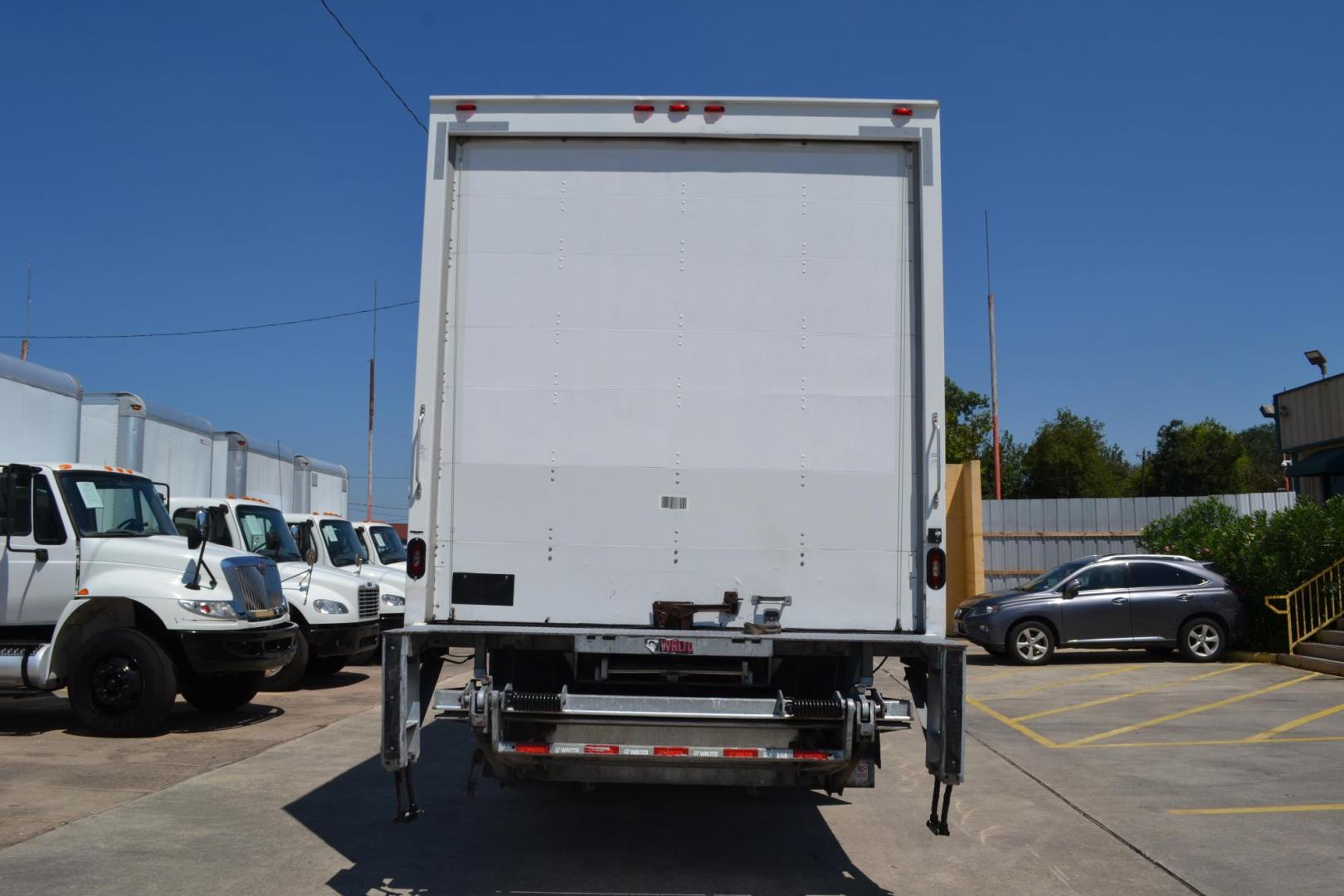 2018 WHITE /BLACK FREIGHTLINER M2-106 (1FVACWFC3JH) with an CUMMINS B6.7L 240HP engine, ALLISON 2500RDS AUTOMATIC transmission, located at 9172 North Fwy, Houston, TX, 77037, (713) 910-6868, 29.887470, -95.411903 - Photo#7