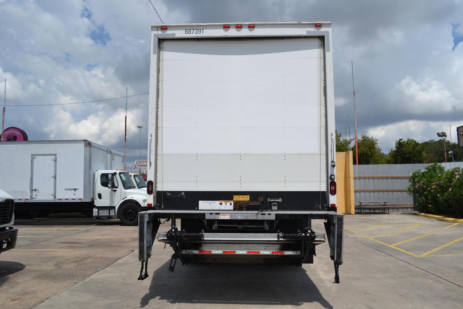 2018 WHITE /BLACK FREIGHTLINER M2-106 (3ALACWFC8JD) with an CUMMINS B6.7L 240HP engine, ALLISON 2500RDS AUTOMATIC transmission, located at 9172 North Fwy, Houston, TX, 77037, (713) 910-6868, 29.887470, -95.411903 - 26,000 LB GVWR NON CDL, SUPREME 26 FT BOX ,HEIGHT 103" X WIDTH 102", WALTCO 3,000 LB ALUMINUM LIFT GATE W/ RAMP, AIR RIDE SUSPENSION ,90 GALLON FUEL CAPACITY, WHEELBASE: 270", COLLISION MITIGATION, POWER WINDOWS & LOCKS - Photo#5