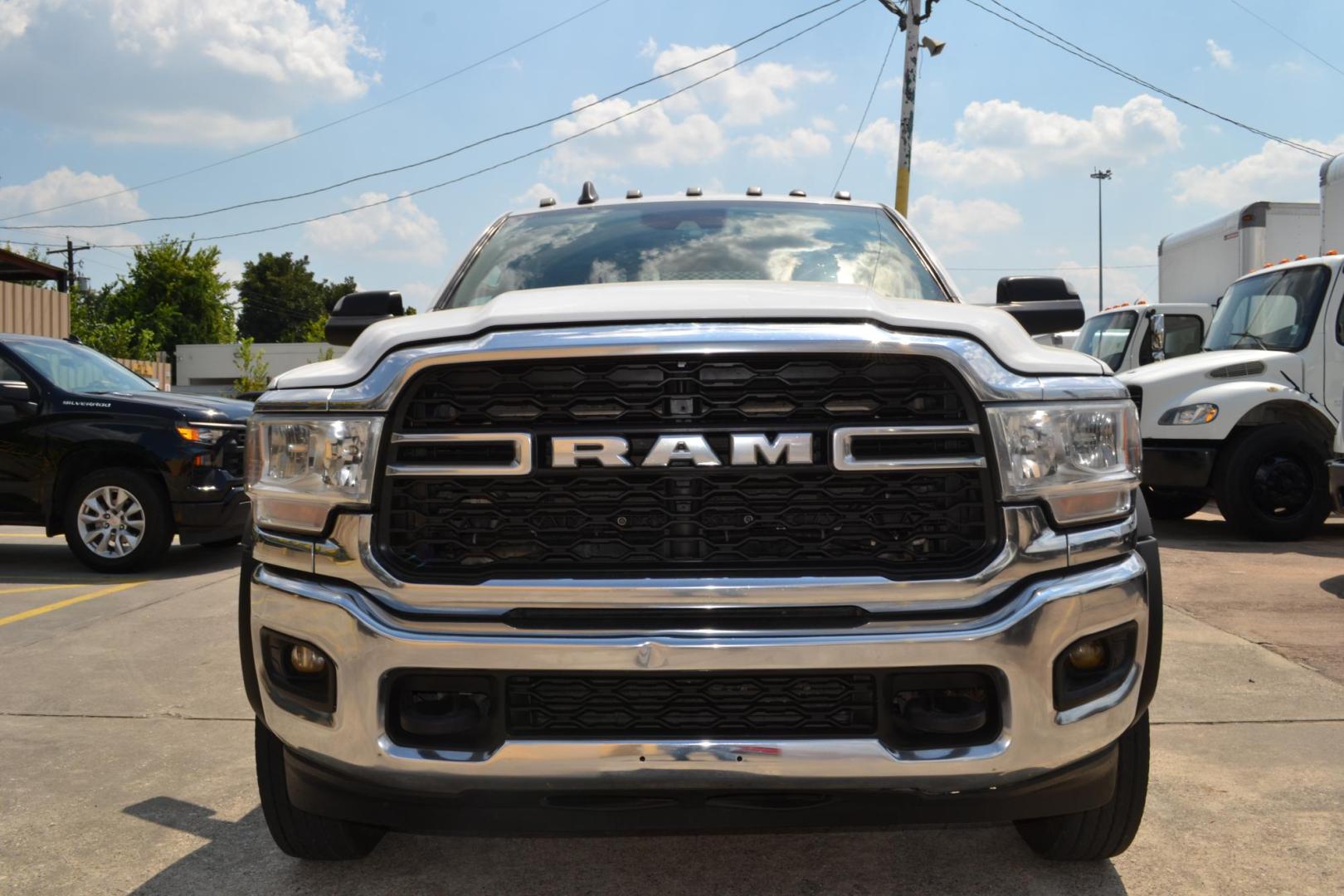 2019 WHITE /BLACK RAM 5500 (3C7WRNFL1KG) with an CUMMINS 6.7L TURBO DIESEL engine, AISIN A465 6SPD AUTOMATIC transmission, located at 9172 North Fwy, Houston, TX, 77037, (713) 910-6868, 29.887470, -95.411903 - 19,500 LB GVWR, 11 FT FLATBED X 96" WIDE, GOOSENECK/BUMPER PULL HITCH, TOOLBOX, CREW CAB, 4X4, EXHAUST BRAKE, 35 GALLON FUEL TANK, POWER WINDOWS, LOCKS & MIRRORS - Photo#1
