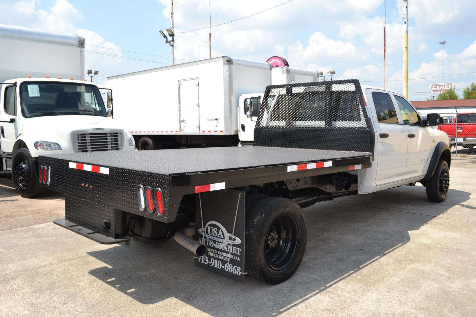 2019 WHITE /BLACK RAM 5500 (3C7WRNFL1KG) with an CUMMINS 6.7L TURBO DIESEL engine, AISIN A465 6SPD AUTOMATIC transmission, located at 9172 North Fwy, Houston, TX, 77037, (713) 910-6868, 29.887470, -95.411903 - 19,500 LB GVWR, 11 FT FLATBED X 96" WIDE, GOOSENECK/BUMPER PULL HITCH, TOOLBOX, CREW CAB, 4X4, EXHAUST BRAKE, 35 GALLON FUEL TANK, POWER WINDOWS, LOCKS & MIRRORS - Photo#4