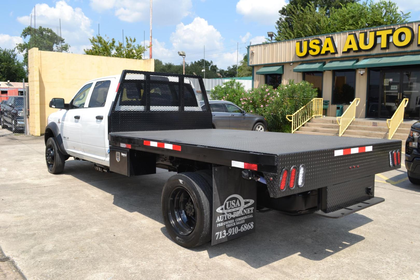 2019 WHITE /BLACK RAM 5500 (3C7WRNFL1KG) with an CUMMINS 6.7L TURBO DIESEL engine, AISIN A465 6SPD AUTOMATIC transmission, located at 9172 North Fwy, Houston, TX, 77037, (713) 910-6868, 29.887470, -95.411903 - 19,500 LB GVWR, 11 FT FLATBED X 96" WIDE, GOOSENECK/BUMPER PULL HITCH, TOOLBOX, CREW CAB, 4X4, EXHAUST BRAKE, 35 GALLON FUEL TANK, POWER WINDOWS, LOCKS & MIRRORS - Photo#6