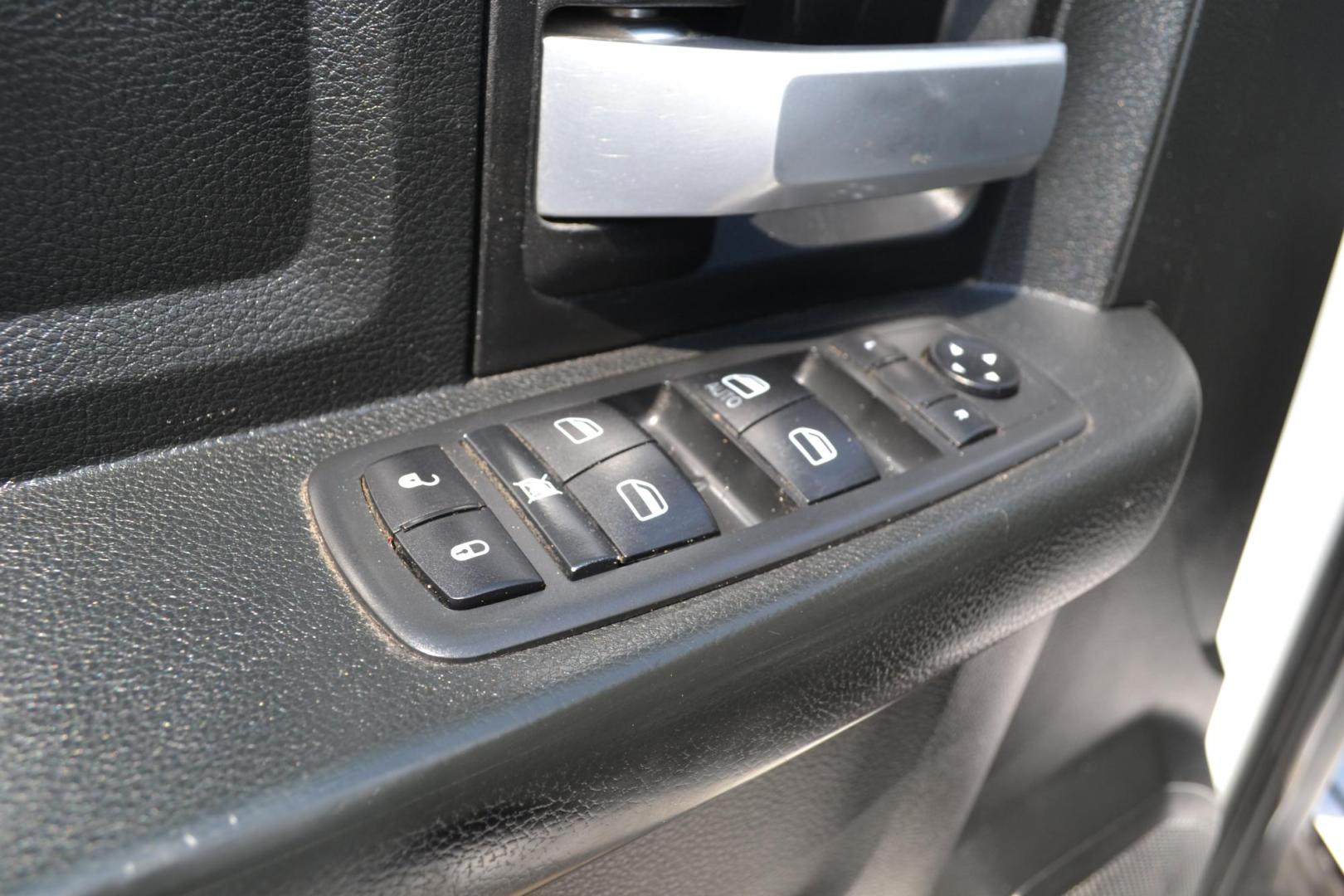 2019 WHITE /BLACK RAM 5500 (3C7WRNFL1KG) with an CUMMINS 6.7L TURBO DIESEL engine, AISIN A465 6SPD AUTOMATIC transmission, located at 9172 North Fwy, Houston, TX, 77037, (713) 910-6868, 29.887470, -95.411903 - 19,500 LB GVWR, 11 FT FLATBED X 96" WIDE, GOOSENECK/BUMPER PULL HITCH, TOOLBOX, CREW CAB, 4X4, EXHAUST BRAKE, 35 GALLON FUEL TANK, POWER WINDOWS, LOCKS & MIRRORS - Photo#12
