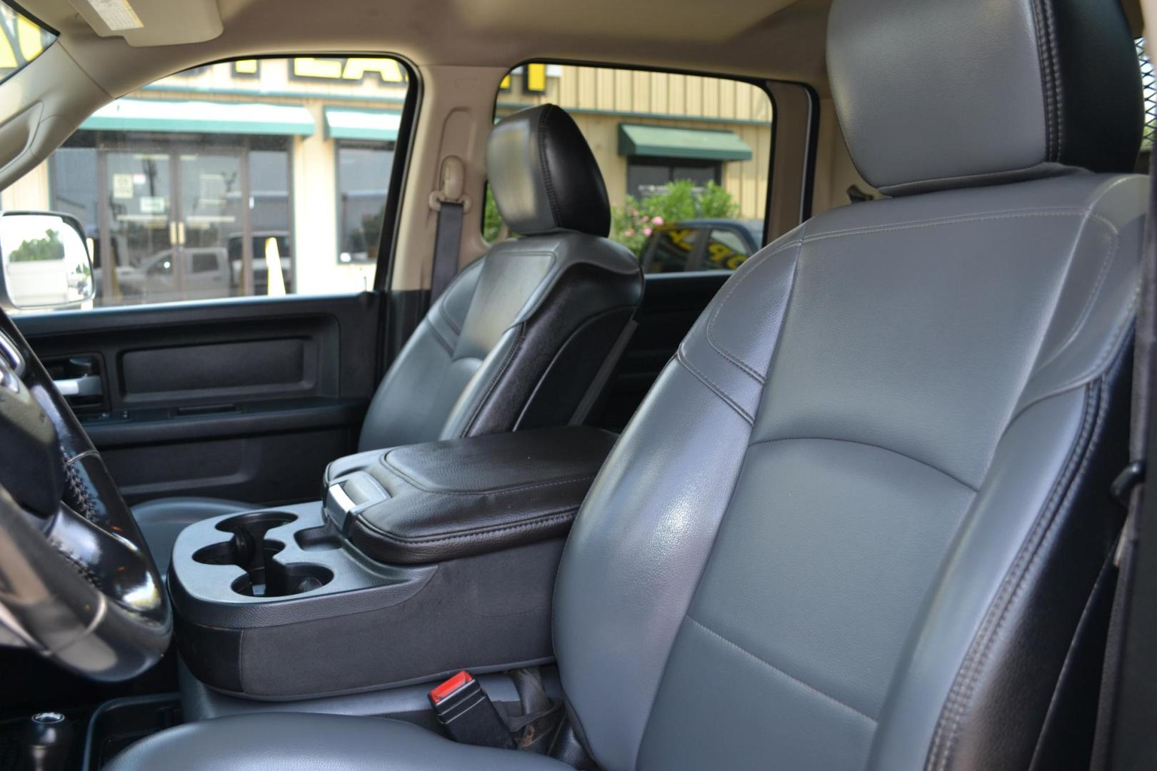 2019 WHITE /BLACK RAM 5500 (3C7WRNFL1KG) with an CUMMINS 6.7L TURBO DIESEL engine, AISIN A465 6SPD AUTOMATIC transmission, located at 9172 North Fwy, Houston, TX, 77037, (713) 910-6868, 29.887470, -95.411903 - 19,500 LB GVWR, 11 FT FLATBED X 96" WIDE, GOOSENECK/BUMPER PULL HITCH, TOOLBOX, CREW CAB, 4X4, EXHAUST BRAKE, 35 GALLON FUEL TANK, POWER WINDOWS, LOCKS & MIRRORS - Photo#13