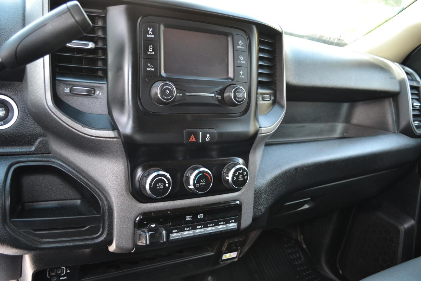 2019 WHITE /BLACK RAM 5500 (3C7WRNFL1KG) with an CUMMINS 6.7L TURBO DIESEL engine, AISIN A465 6SPD AUTOMATIC transmission, located at 9172 North Fwy, Houston, TX, 77037, (713) 910-6868, 29.887470, -95.411903 - 19,500 LB GVWR, 11 FT FLATBED X 96" WIDE, GOOSENECK/BUMPER PULL HITCH, TOOLBOX, CREW CAB, 4X4, EXHAUST BRAKE, 35 GALLON FUEL TANK, POWER WINDOWS, LOCKS & MIRRORS - Photo#15