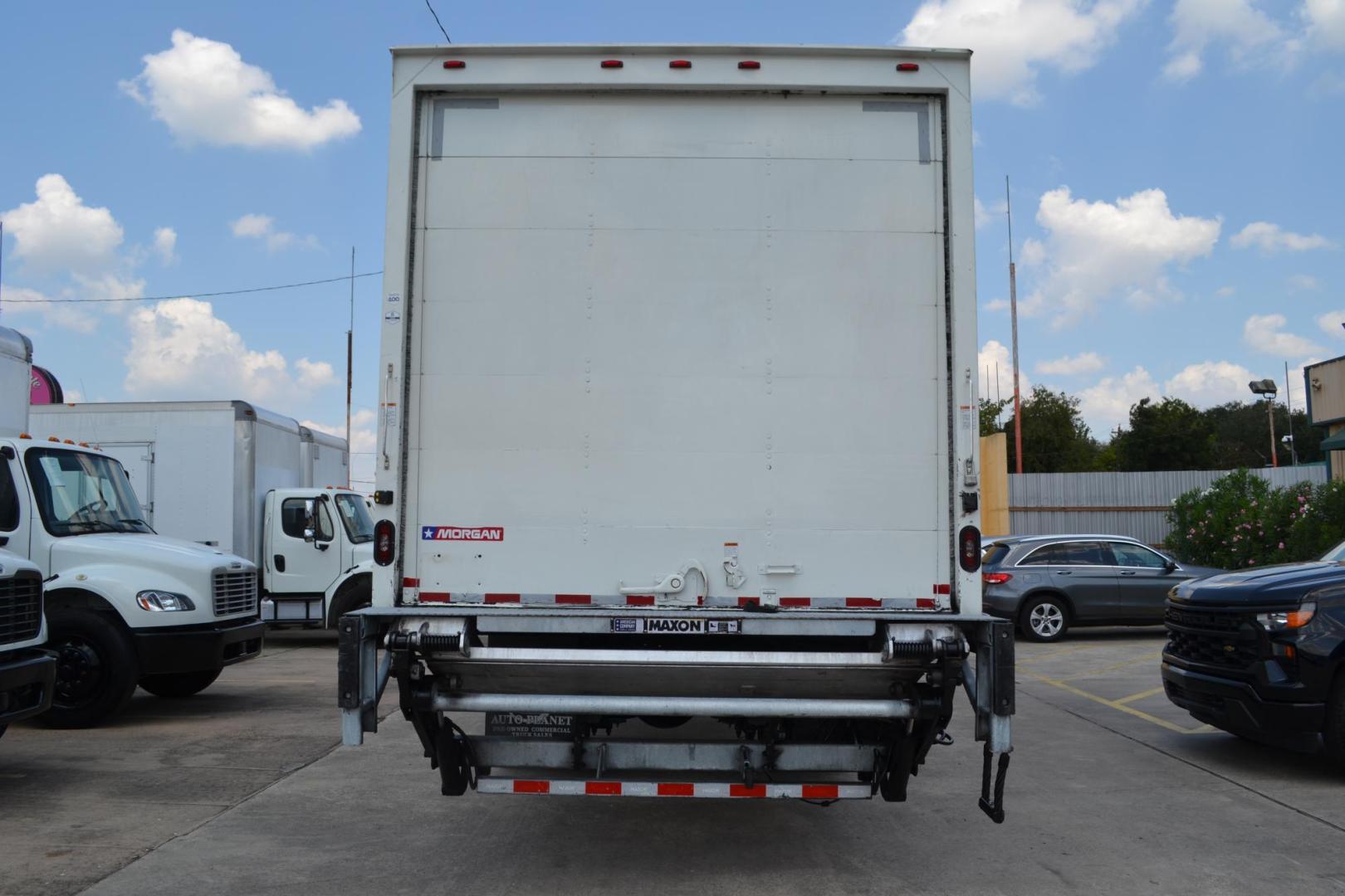 2019 WHITE /BLACK FREIGHTLINER M2-106 with an CUMMINS B6.7L 260HP engine, ALLISON 2500RDS AUTOMATIC transmission, located at 9172 North Fwy, Houston, TX, 77037, (713) 910-6868, 29.887470, -95.411903 - 26,000 LB GVWR NON CDL, MORGAN 26 FT BOX X HEIGHT 103" X WIDTH 102", MAXON 3,000 LB ALUMINUM LIFT GATE, AIR RIDE SUSPENSION, POWER WINDOWS, LOCKS, & MIRRORS, 160 GALLON FUEL CAPACITY - Photo#4
