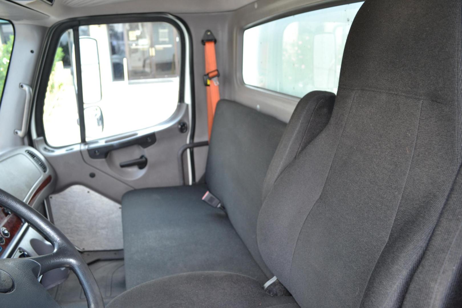 2019 WHITE /BLACK FREIGHTLINER M2-106 with an CUMMINS B6.7L 260HP engine, ALLISON 2500RDS AUTOMATIC transmission, located at 9172 North Fwy, Houston, TX, 77037, (713) 910-6868, 29.887470, -95.411903 - 26,000 LB GVWR NON CDL, MORGAN 26 FT BOX X HEIGHT 103" X WIDTH 102", MAXON 3,000 LB ALUMINUM LIFT GATE, AIR RIDE SUSPENSION, POWER WINDOWS, LOCKS, & MIRRORS, 160 GALLON FUEL CAPACITY - Photo#11