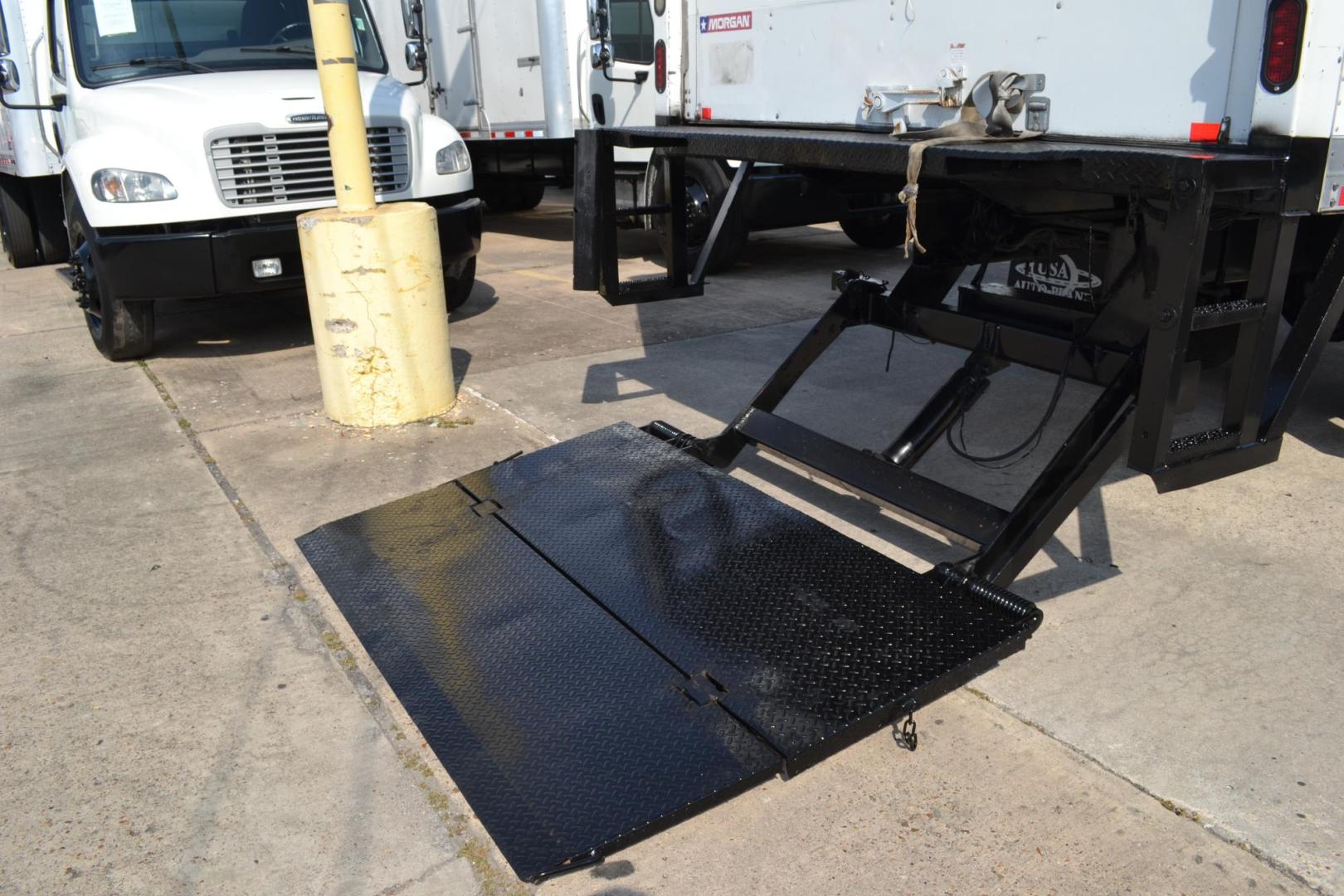 2014 WHITE /BLACK FREIGHTLINER M2-106 (1FVACWDT8EH) with an CUMMINS ISB 6.7L 240HP engine, ALLISON 2100HS AUTOMATIC transmission, located at 9172 North Fwy, Houston, TX, 77037, (713) 910-6868, 29.887470, -95.411903 - Photo#4