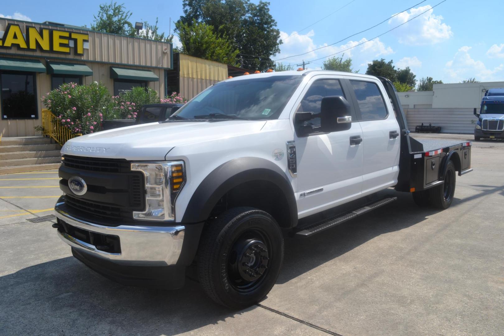 2019 WHITE /BLACK FORD F-450 (1FD0W4HT2KE) with an POWERSTROKE 6.7L 325 HP TURBO DIESEL engine, 6SPD AUTOMATIC transmission, located at 9172 North Fwy, Houston, TX, 77037, (713) 910-6868, 29.887470, -95.411903 - 9 FT FLATBED X 98" WIDE, GOOSENECK / BUMPER PULL HITCH, CREW CAB, 4X4, POWER WINDOWS, LOCKS & MIRRORS, WHEELBASE: 169", RATIO: 4.10LS - Photo#0