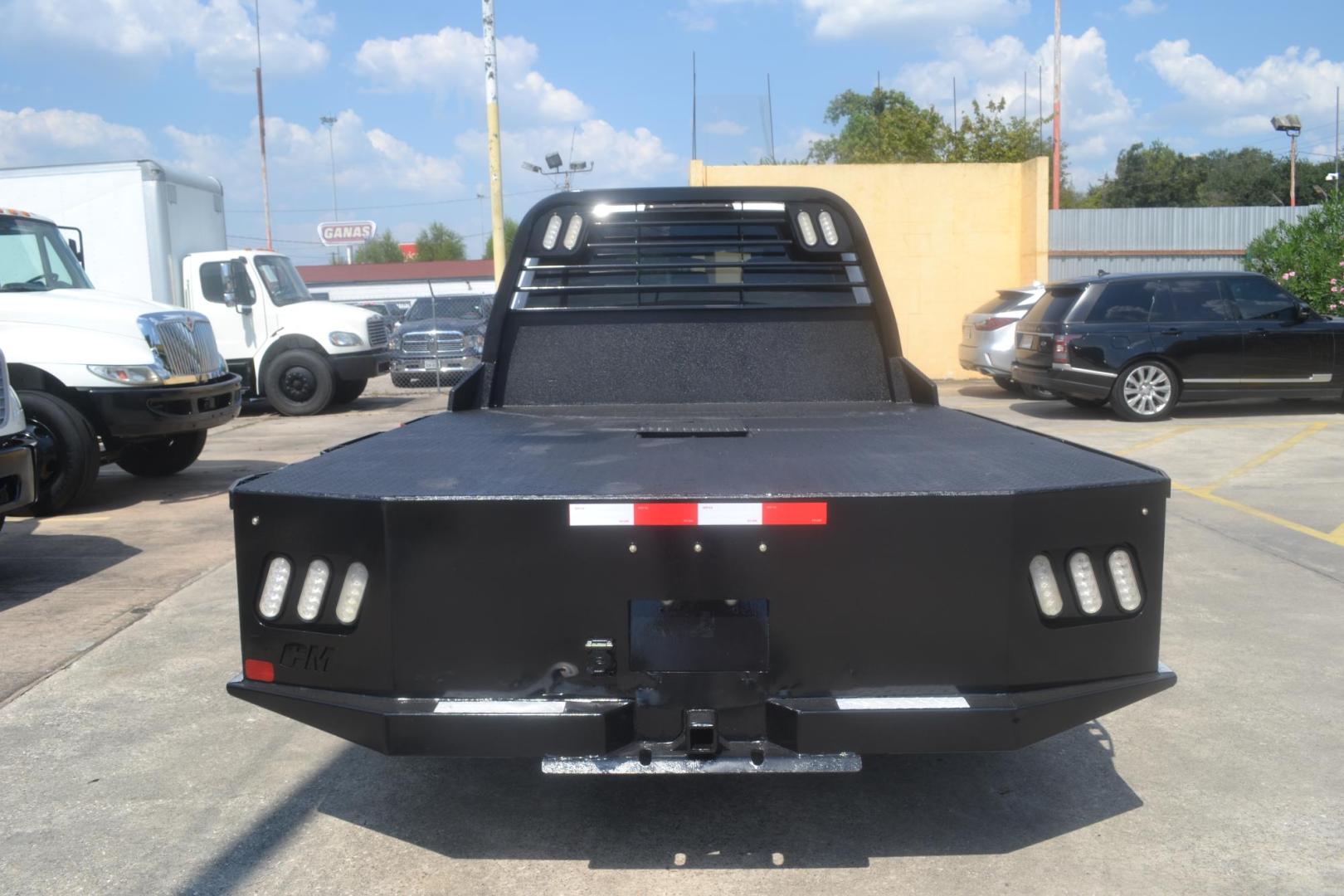 2019 WHITE /BLACK FORD F-450 (1FD0W4HT2KE) with an POWERSTROKE 6.7L 325 HP TURBO DIESEL engine, 6SPD AUTOMATIC transmission, located at 9172 North Fwy, Houston, TX, 77037, (713) 910-6868, 29.887470, -95.411903 - 9 FT FLATBED X 98" WIDE, GOOSENECK / BUMPER PULL HITCH, CREW CAB, 4X4, POWER WINDOWS, LOCKS & MIRRORS, WHEELBASE: 169", RATIO: 4.10LS - Photo#4