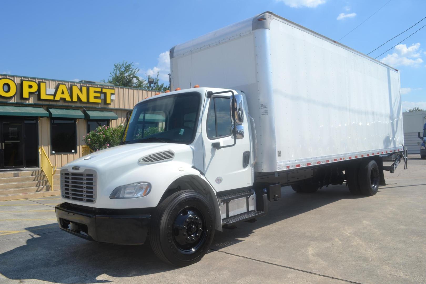 2018 WHITE /BLACK FREIGHTLINER M2-106 (3ALACWFC9JD) with an CUMMINS B6.7L 240HP engine, ALLISON 2500RDS AUTOMATIC transmission, located at 9172 North Fwy, Houston, TX, 77037, (713) 910-6868, 29.887470, -95.411903 - 26,000 LB GVWR NON CDL, MORGAN 26 FT BOX, HEIGHT 103" X WIDTH 102", AIR RIDE SUSPENSION, MAXON 3,000 LB ALUMINUM LIFT GATE, EXHAUST BRAKE, COLLISION MITIGATION, CURB SIDE DOOR , POWER WINDOWS & LOCKS - Photo#0