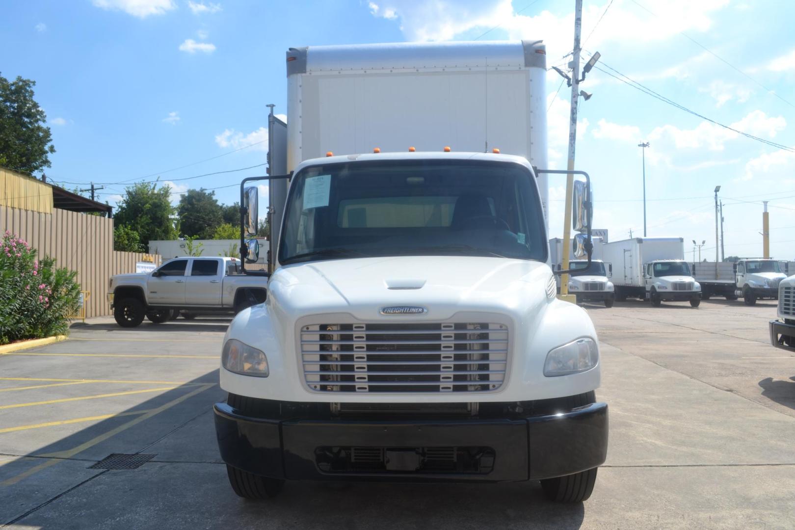 2018 WHITE /BLACK FREIGHTLINER M2-106 (3ALACWFC9JD) with an CUMMINS B6.7L 240HP engine, ALLISON 2500RDS AUTOMATIC transmission, located at 9172 North Fwy, Houston, TX, 77037, (713) 910-6868, 29.887470, -95.411903 - 26,000 LB GVWR NON CDL, MORGAN 26 FT BOX, HEIGHT 103" X WIDTH 102", AIR RIDE SUSPENSION, MAXON 3,000 LB ALUMINUM LIFT GATE, EXHAUST BRAKE, COLLISION MITIGATION, CURB SIDE DOOR , POWER WINDOWS & LOCKS - Photo#1