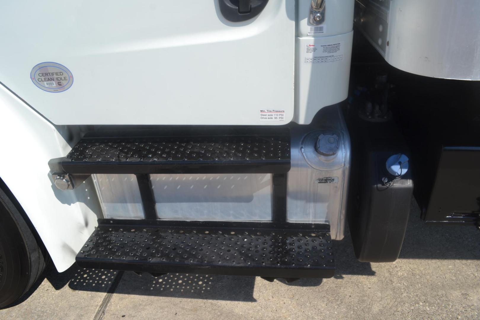 2018 WHITE /BLACK FREIGHTLINER M2-106 (3ALACWFC9JD) with an CUMMINS B6.7L 240HP engine, ALLISON 2500RDS AUTOMATIC transmission, located at 9172 North Fwy, Houston, TX, 77037, (713) 910-6868, 29.887470, -95.411903 - 26,000 LB GVWR NON CDL, MORGAN 26 FT BOX, HEIGHT 103" X WIDTH 102", AIR RIDE SUSPENSION, MAXON 3,000 LB ALUMINUM LIFT GATE, EXHAUST BRAKE, COLLISION MITIGATION, CURB SIDE DOOR , POWER WINDOWS & LOCKS - Photo#8