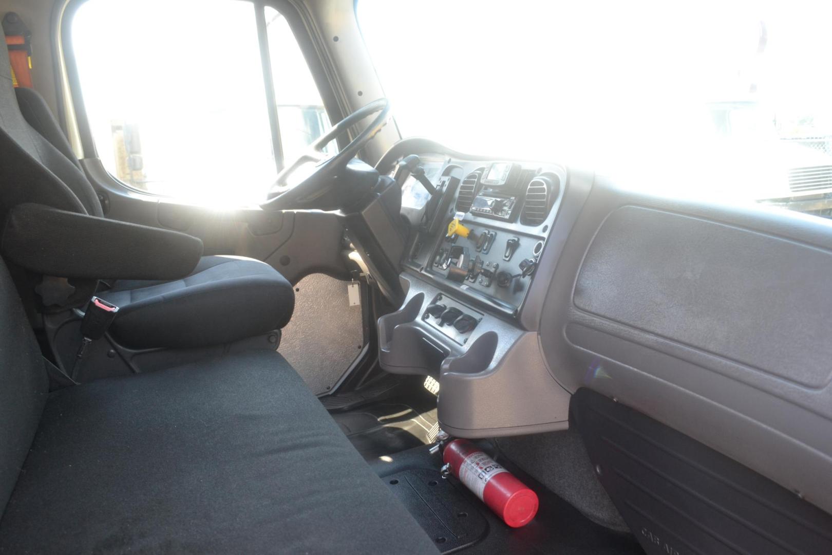 2018 WHITE /BLACK FREIGHTLINER M2-106 (3ALACWFC9JD) with an CUMMINS B6.7L 240HP engine, ALLISON 2500RDS AUTOMATIC transmission, located at 9172 North Fwy, Houston, TX, 77037, (713) 910-6868, 29.887470, -95.411903 - 26,000 LB GVWR NON CDL, MORGAN 26 FT BOX, HEIGHT 103" X WIDTH 102", AIR RIDE SUSPENSION, MAXON 3,000 LB ALUMINUM LIFT GATE, EXHAUST BRAKE, COLLISION MITIGATION, CURB SIDE DOOR , POWER WINDOWS & LOCKS - Photo#10