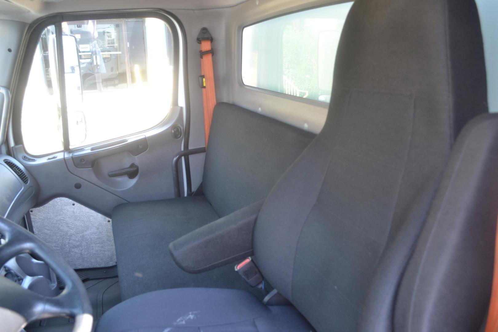 2018 WHITE /BLACK FREIGHTLINER M2-106 (3ALACWFC9JD) with an CUMMINS B6.7L 240HP engine, ALLISON 2500RDS AUTOMATIC transmission, located at 9172 North Fwy, Houston, TX, 77037, (713) 910-6868, 29.887470, -95.411903 - 26,000 LB GVWR NON CDL, MORGAN 26 FT BOX, HEIGHT 103" X WIDTH 102", AIR RIDE SUSPENSION, MAXON 3,000 LB ALUMINUM LIFT GATE, EXHAUST BRAKE, COLLISION MITIGATION, CURB SIDE DOOR , POWER WINDOWS & LOCKS - Photo#11