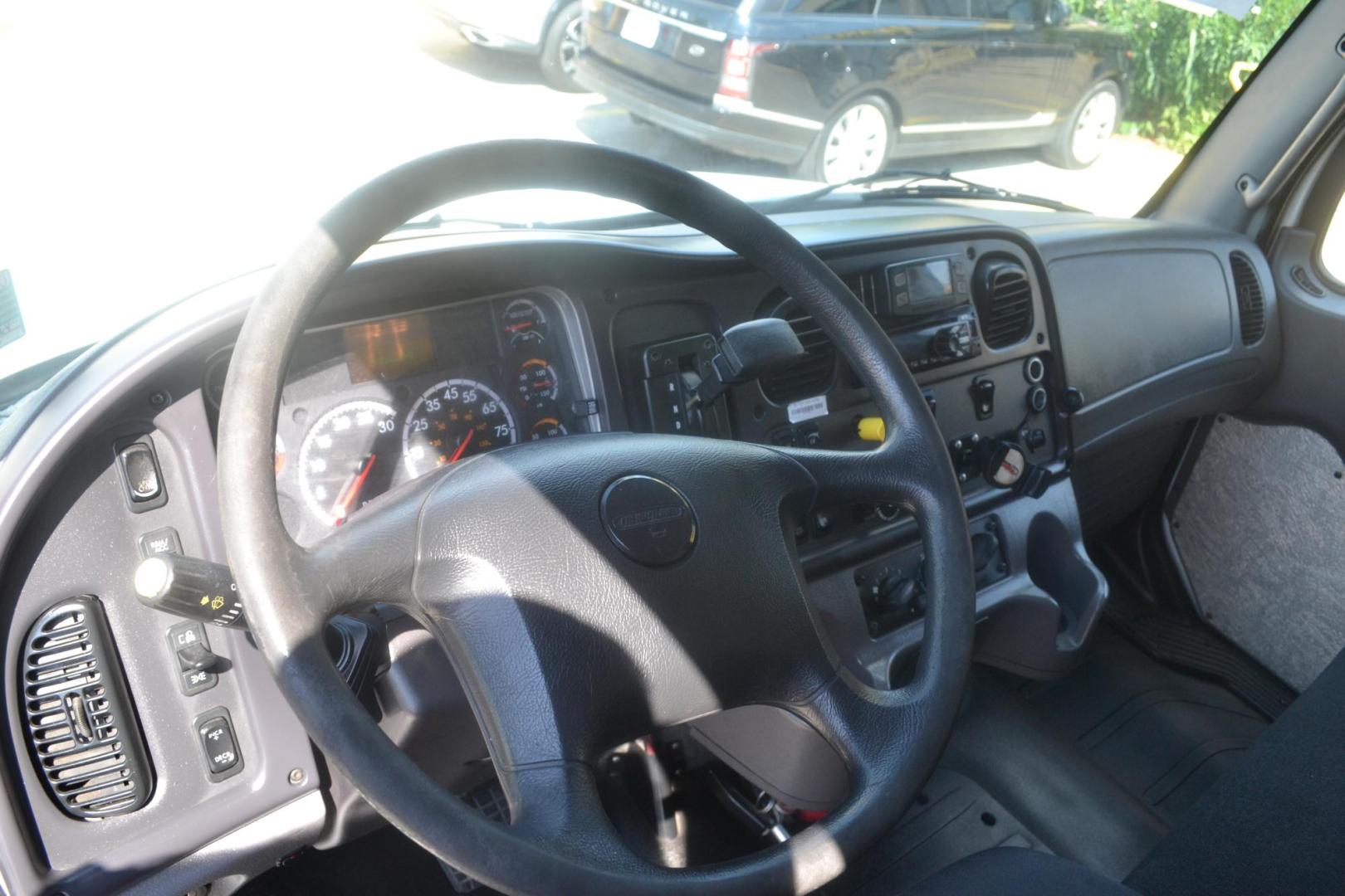 2018 WHITE /BLACK FREIGHTLINER M2-106 (3ALACWFC9JD) with an CUMMINS B6.7L 240HP engine, ALLISON 2500RDS AUTOMATIC transmission, located at 9172 North Fwy, Houston, TX, 77037, (713) 910-6868, 29.887470, -95.411903 - 26,000 LB GVWR NON CDL, MORGAN 26 FT BOX, HEIGHT 103" X WIDTH 102", AIR RIDE SUSPENSION, MAXON 3,000 LB ALUMINUM LIFT GATE, EXHAUST BRAKE, COLLISION MITIGATION, CURB SIDE DOOR , POWER WINDOWS & LOCKS - Photo#12
