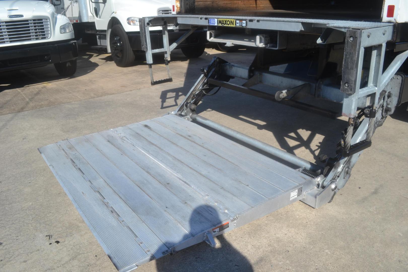 2018 WHITE /BLACK FREIGHTLINER M2-106 (3ALACWFC4JD) with an CUMMINS B6.7L 240HP engine, ALLISON 2500RDS AUTOMATIC transmission, located at 9172 North Fwy, Houston, TX, 77037, (713) 910-6868, 29.887470, -95.411903 - 26,000 LB GVWR NON CDL, 26 FT BOX, HEIGHT 103" X WIDTH 102", 3,000 LB ALUMINUM LIFT GATE W/ RAMP, AIR RIDE SUSPENSION, 90 GALLON FUEL CAPACITY, EXHAUST BRAKE, POWER WINDOWS & LOCKS, REVERSE CAMERA - Photo#6