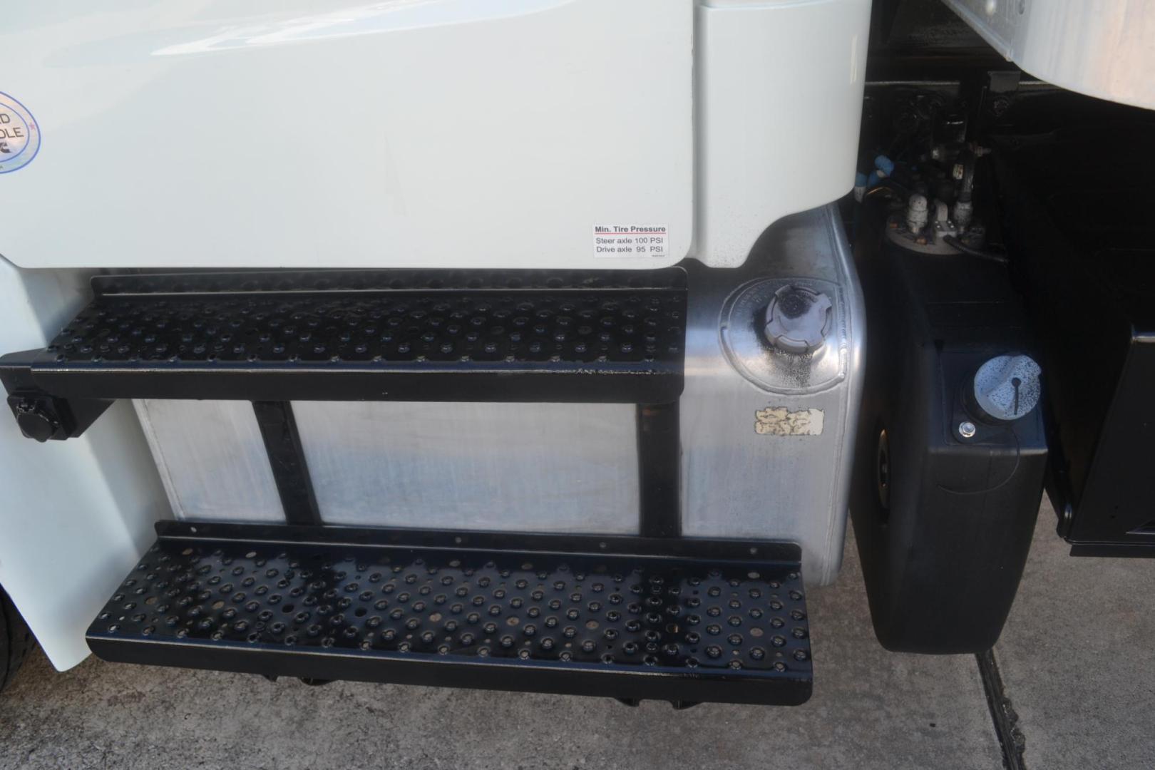 2018 WHITE /BLACK FREIGHTLINER M2-106 (3ALACWFC4JD) with an CUMMINS B6.7L 240HP engine, ALLISON 2500RDS AUTOMATIC transmission, located at 9172 North Fwy, Houston, TX, 77037, (713) 910-6868, 29.887470, -95.411903 - 26,000 LB GVWR NON CDL, 26 FT BOX, HEIGHT 103" X WIDTH 102", 3,000 LB ALUMINUM LIFT GATE W/ RAMP, AIR RIDE SUSPENSION, 90 GALLON FUEL CAPACITY, EXHAUST BRAKE, POWER WINDOWS & LOCKS, REVERSE CAMERA - Photo#10